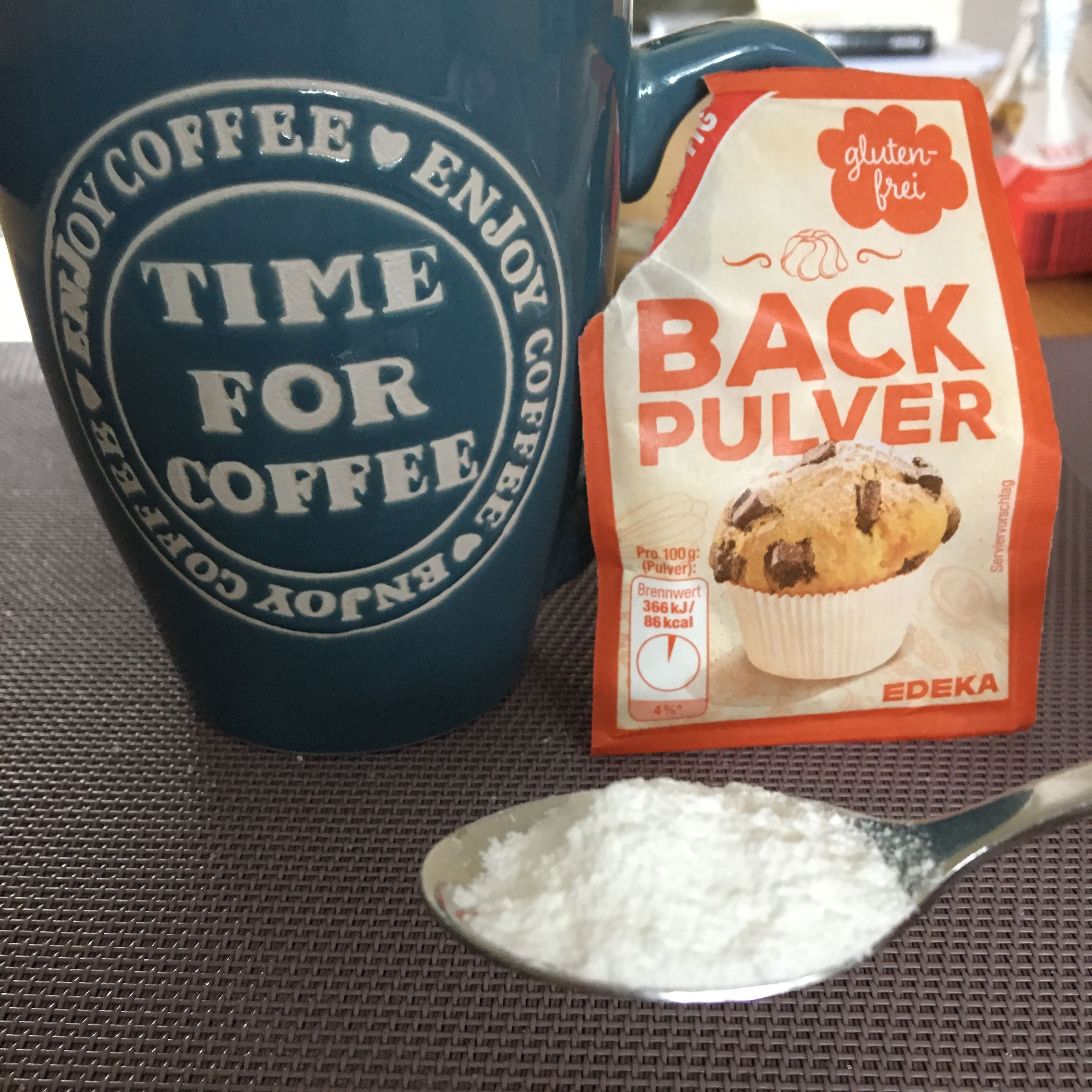 Gebe das Backpulver zu dem Mehl in die Tasse.
