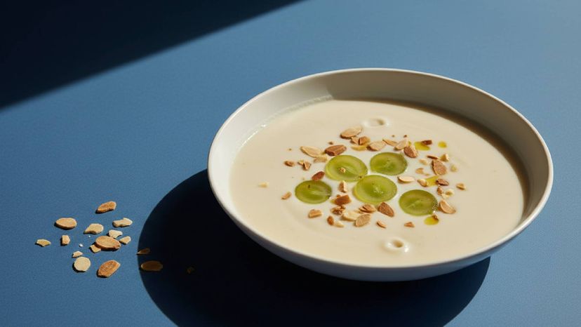 Sorgt für Erfrischung im Sommer: die kalte spanische Mandelsuppe Ajoblanco