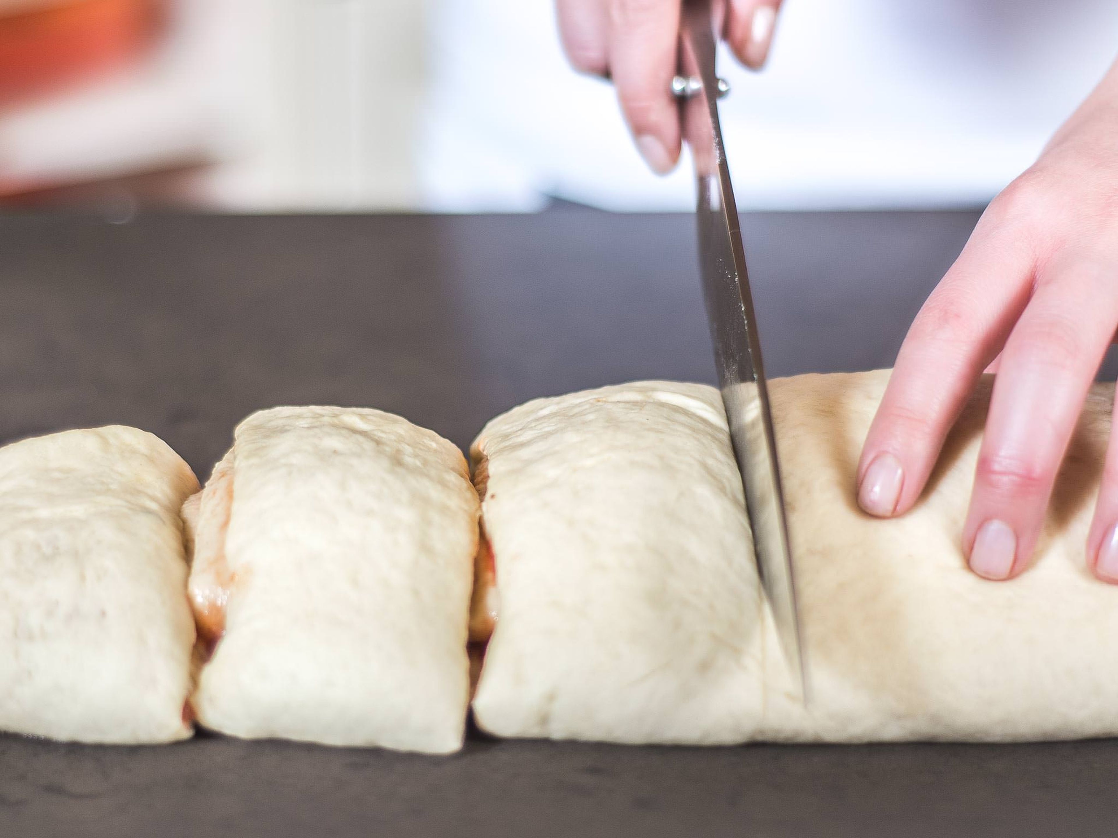 Cut the dough roll with a sharp knife into pieces, approx. 5 cm wide.