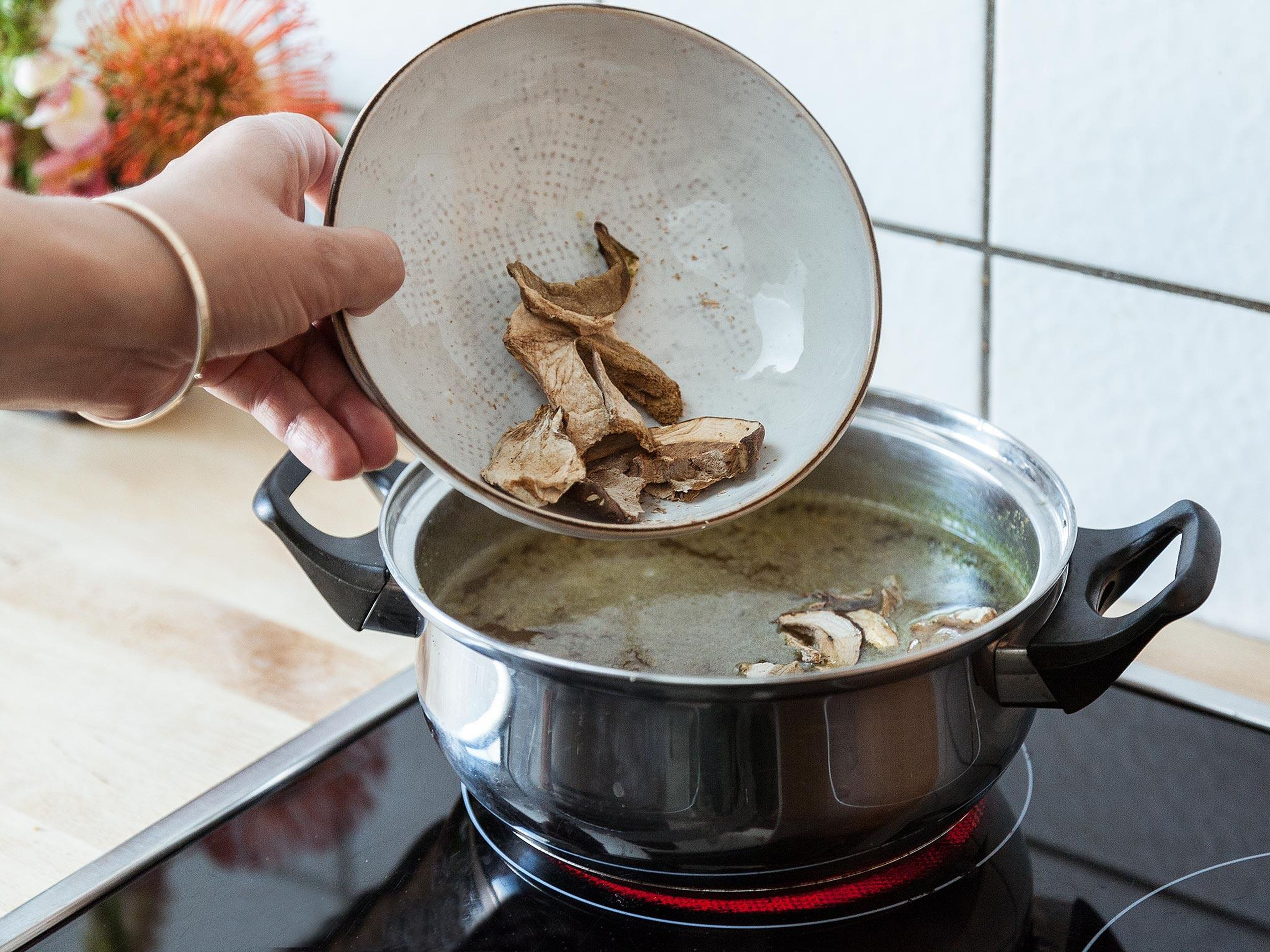 In a small saucepan, bring vegetable stock to a simmer and add dried mushrooms. Remove from heat and let steep for approx. 30 min.