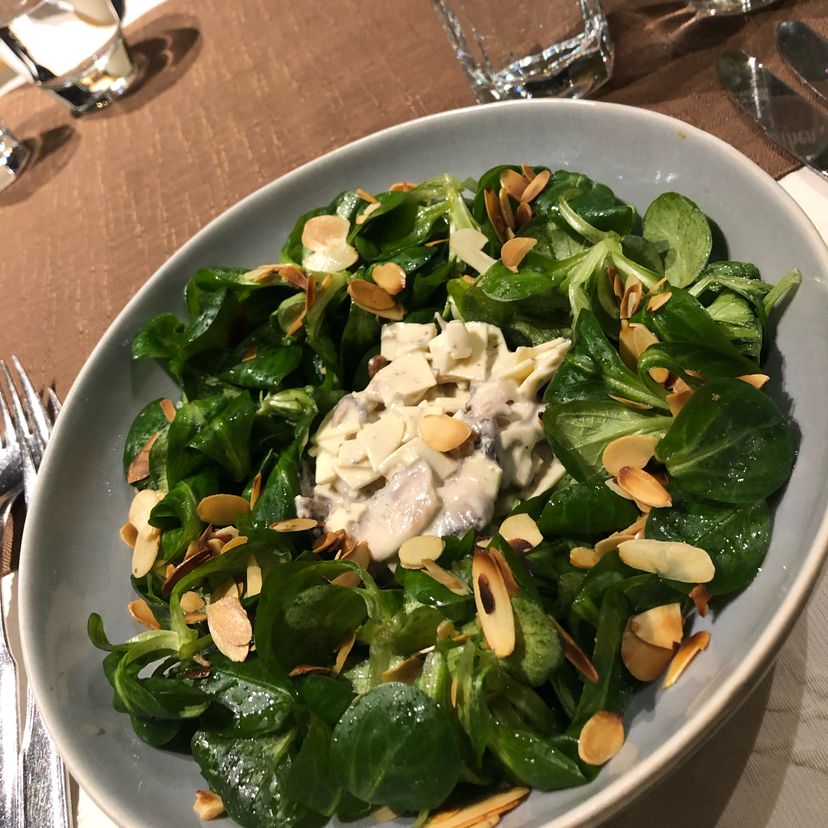 Feldsalat mit Bergkäse und Champignons