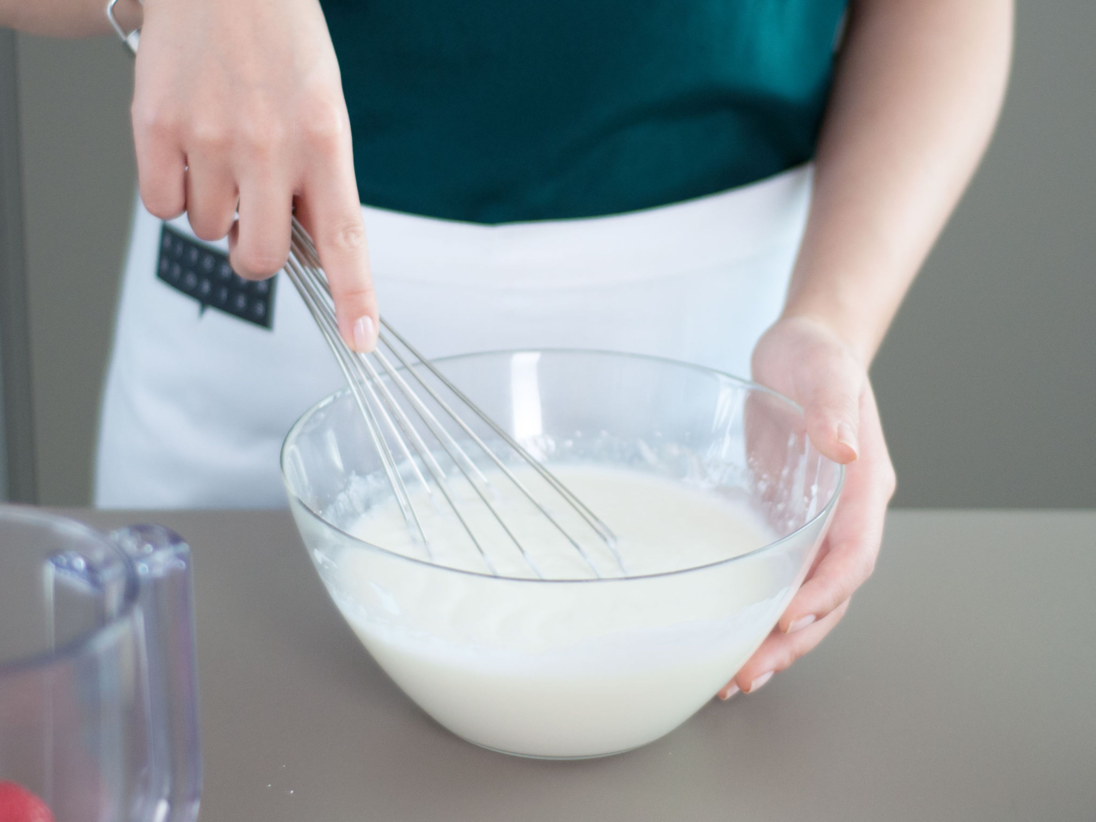 Joghurt, Puderzucker und Zitronensaft in einer großen Schüssel vermengen. 1 - 2 EL der Joghurtmischung gleichmäßig in die Förmchen füllen.