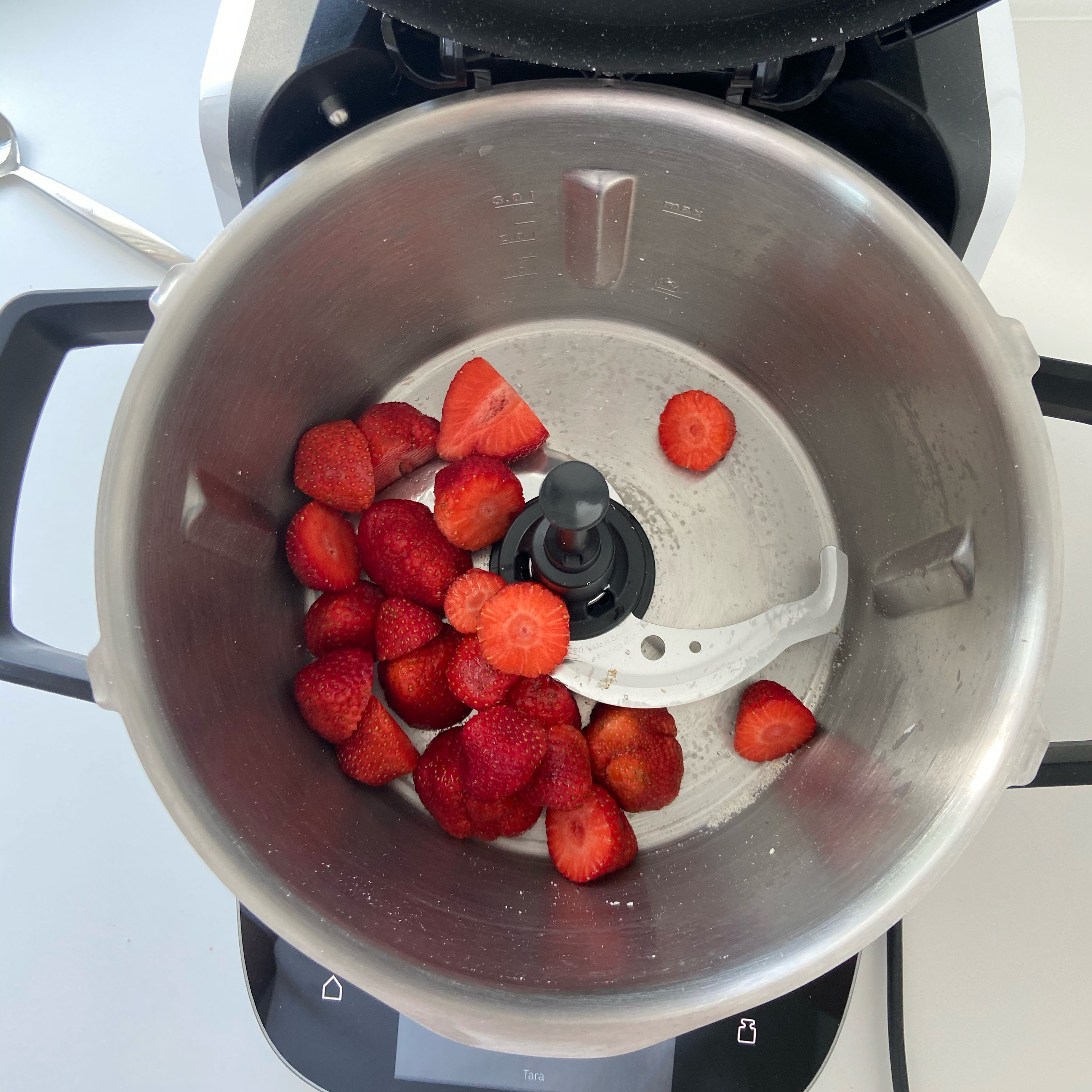 Den Topf auswaschen und das Universalmesser einsetzen. Die Erdbeeren dazugeben, den Deckel schließen, den Messerbecher einsetzen und für 1 Min. pürieren (Universalmesser | Stufe 14 | 1 Min.).