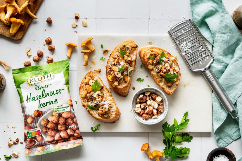 Pfifferling-Bruschetta mit Haselnusskernen