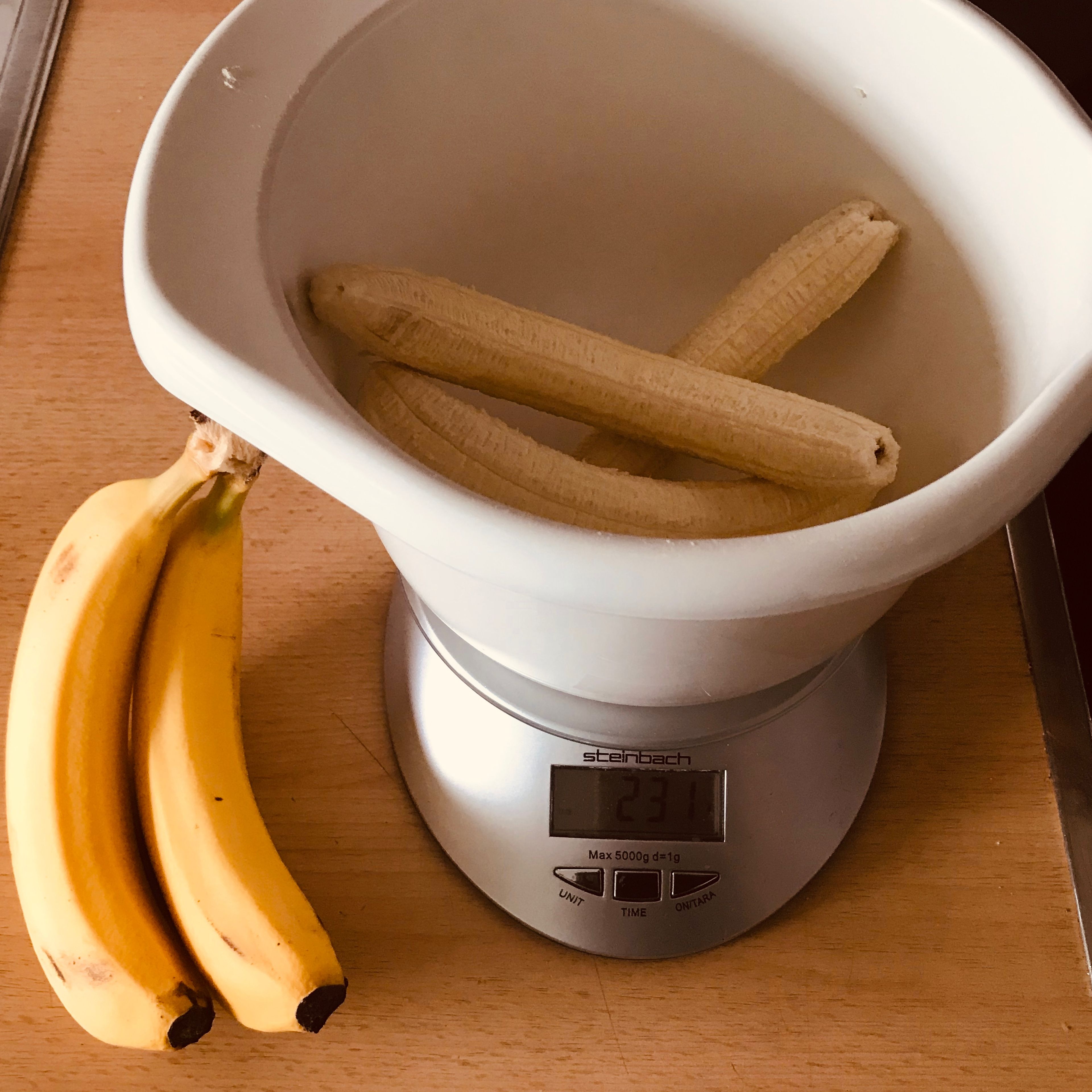 Während die Hefe geht, die Bananen schälen. Danach Öl und Salz hinzugeben und zu einem einheitlichen Brei pürieren.
