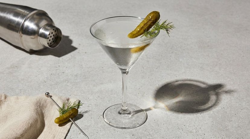 Der Pickletini: Warum Essiggurkenwasser deinen nächsten Martini rettet