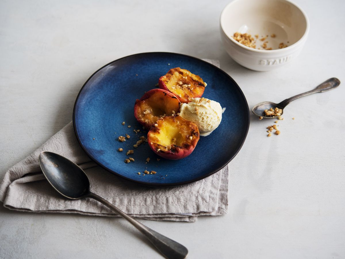 Grilled peaches with crumble and ice cream | Recipe | Kitchen Stories