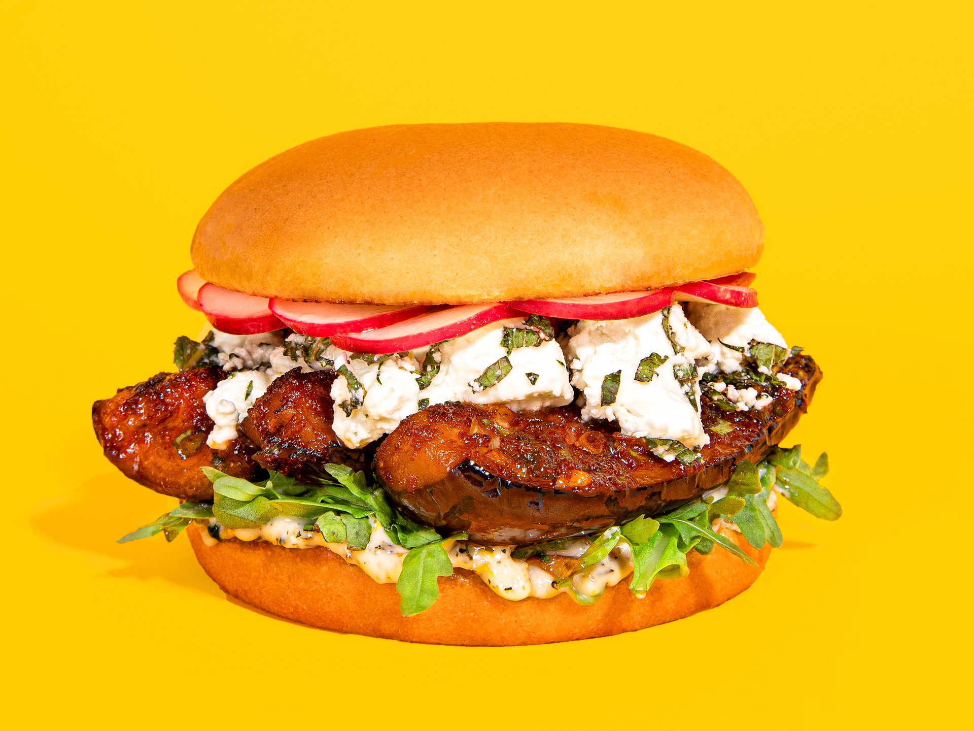 Vegetarischer Auberginen Burger mit Kräuter-Feta | Rezept | Kitchen Stories