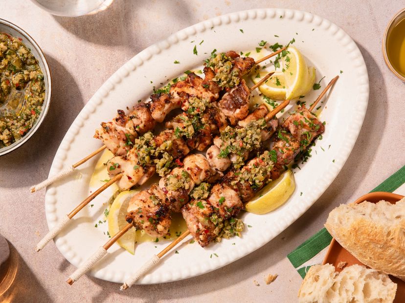 Mediterrane Hähnchenspieße vom Grill mit Oliven-Zitronen-Relish