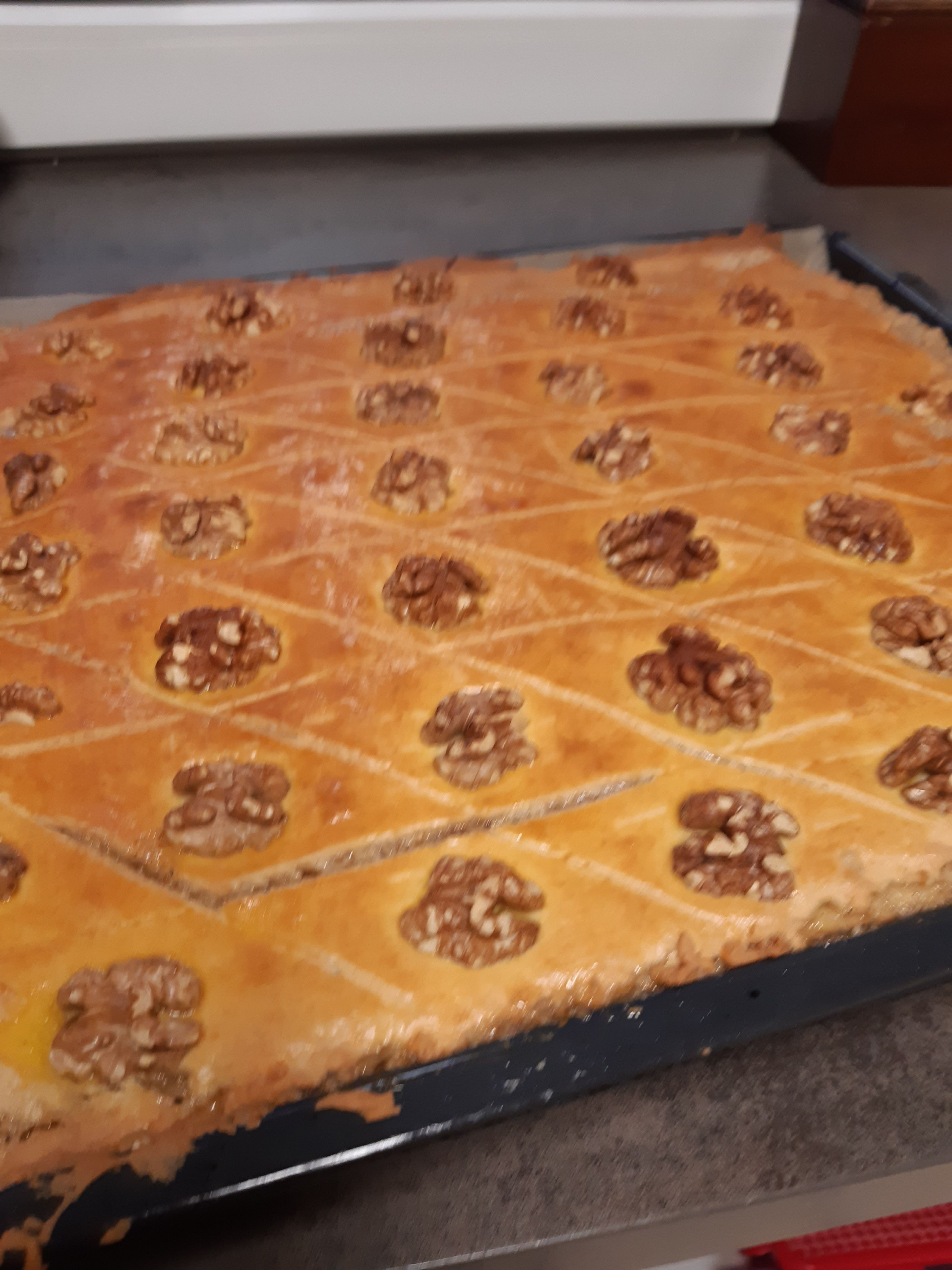 Den offen auf 180°C erhitzen, 30 Min. backen. Rausnehmen, mit Honig reichlich begießen und gleichmäßig verteilen.