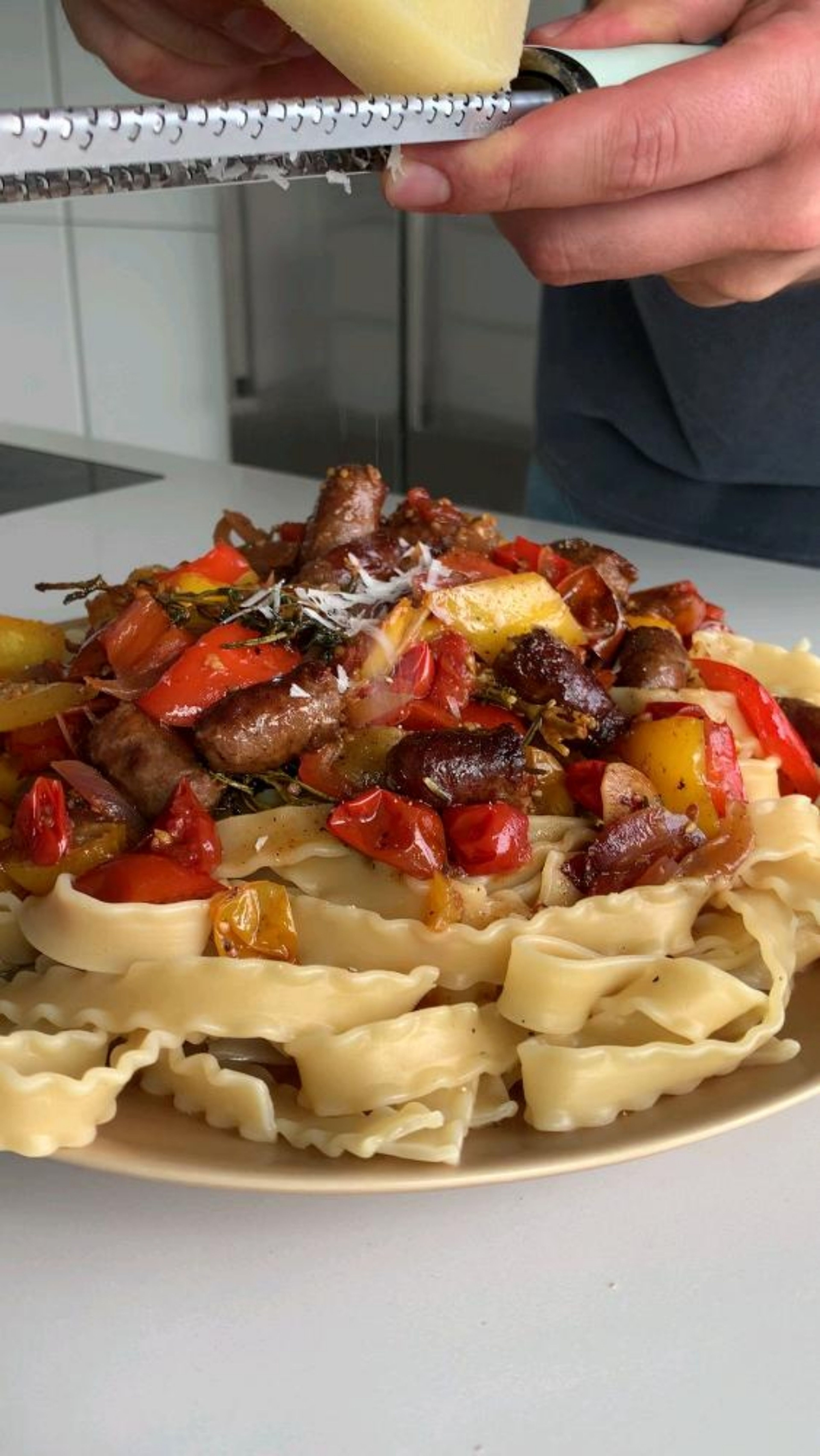 Zum Schluss den Käse direkt über die Pasta reiben. 😋