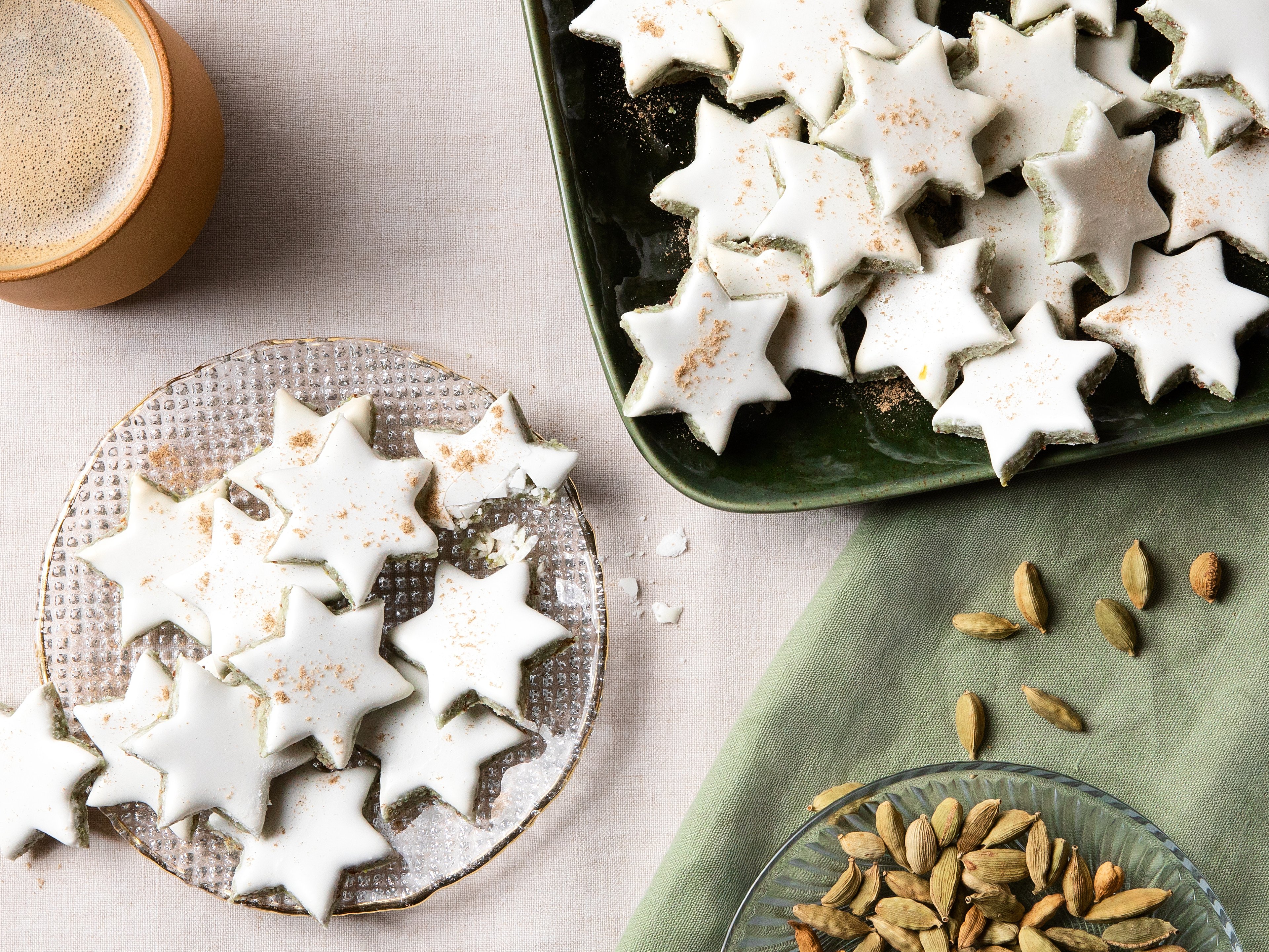 Cardamom star cookies with pistachio and orange