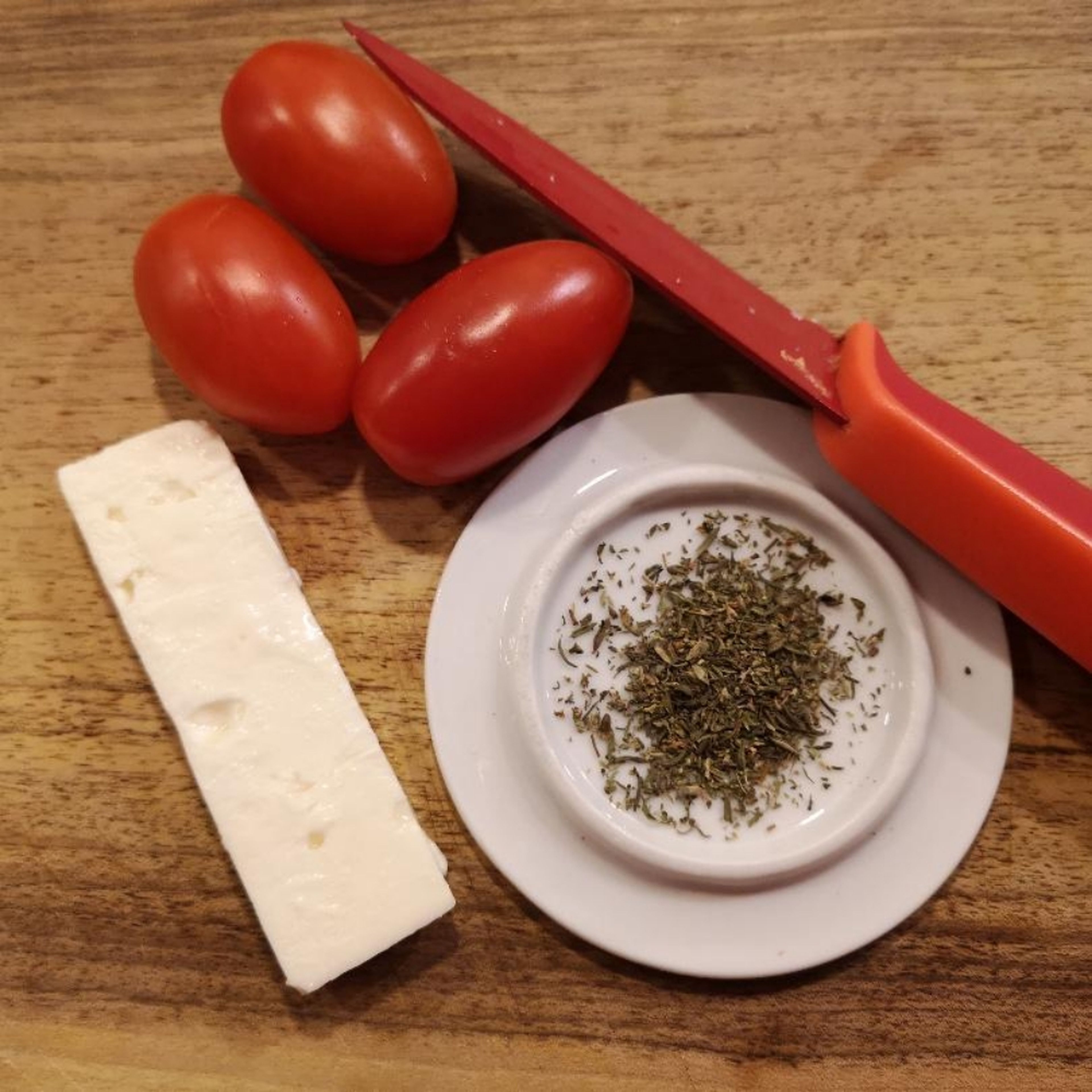 Die Tomaten halbieren, mit Kräuter bestäuben, ein kleines Quadrat von Feta darauf. Eventuell mit Salz und Pfeffer würzen. Dann im Backrohr bei 220 Grad Ober-/Unterhitze einige Minuten backen.