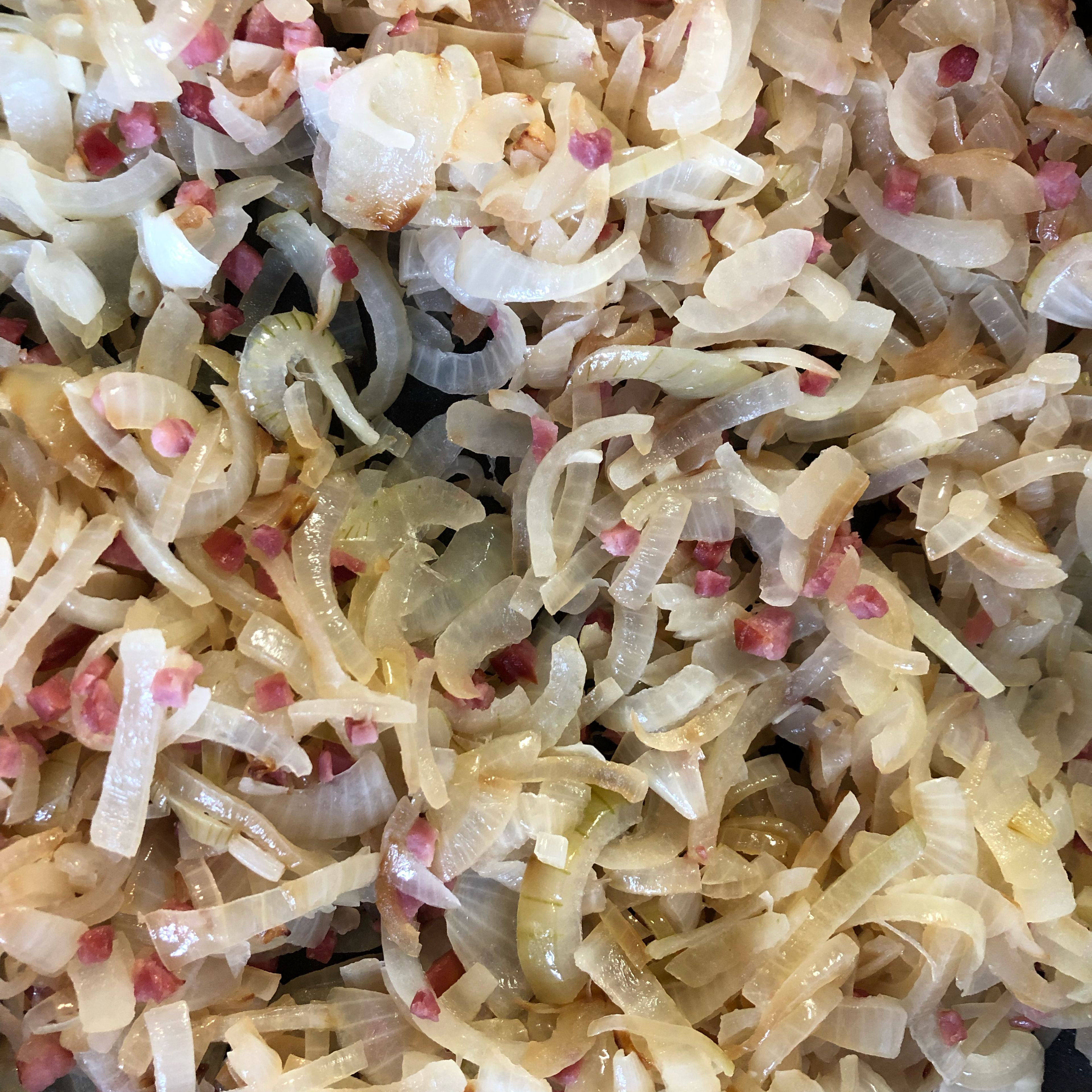 Zwiebeln und Speck dünsten, ca. 10-15 min, abkühlen lassen 