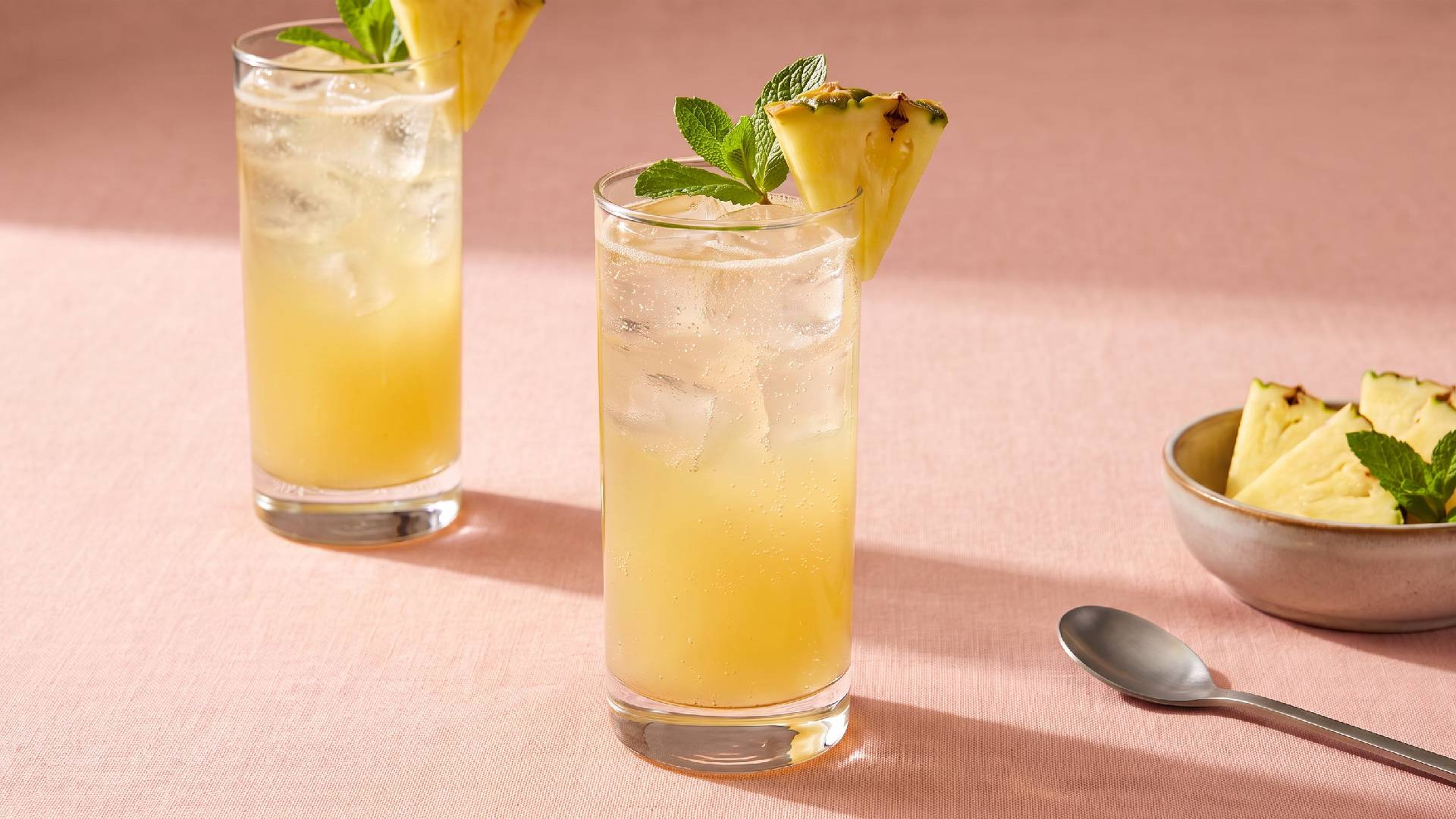 Fruchtiger Gin-Cocktail für warme Tage: So gelingt der Ananas-Fizz