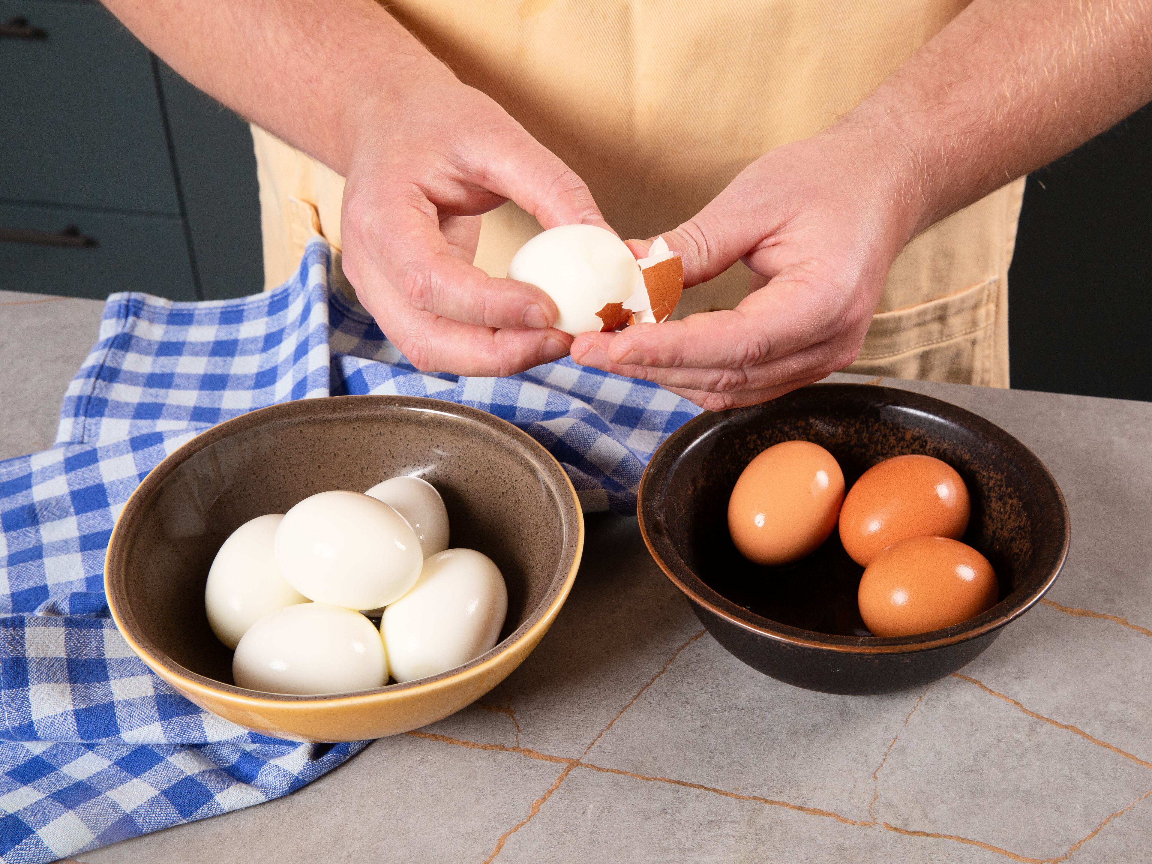 Boil eggs in another pot; approx. 7 min. for soft-boiled, and approx. 10 min. for hard-boiled. Then, peel eggs and add to warm mustard sauce. Let steep briefly. Drain boiled potatoes and serve with mustard eggs. Garnish with chopped parsley.