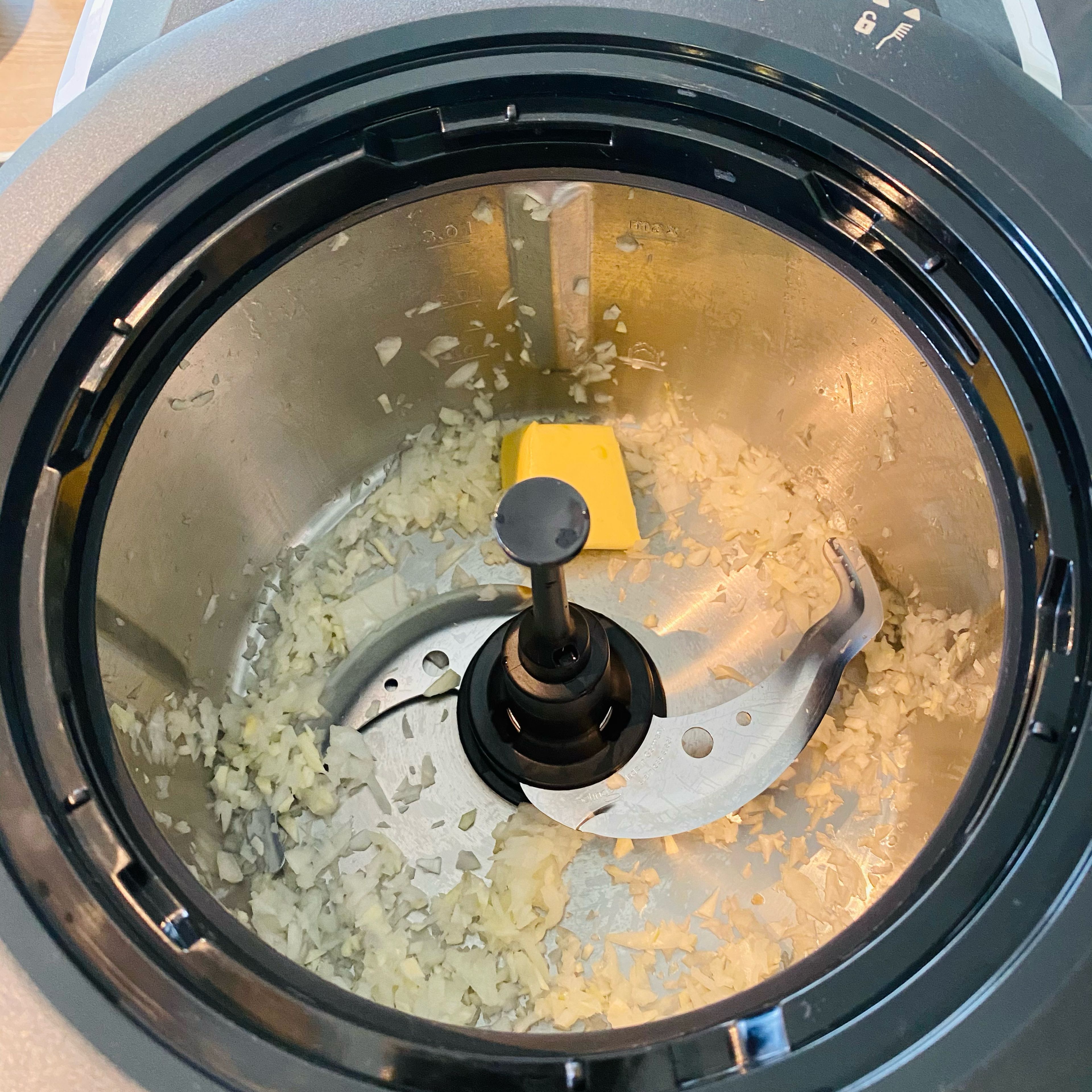 Butter hinzufügen und Deckel, ohne Messbecher, schließen. Alles dünsten (Stufe 5 I 130°C I 3 Min.).