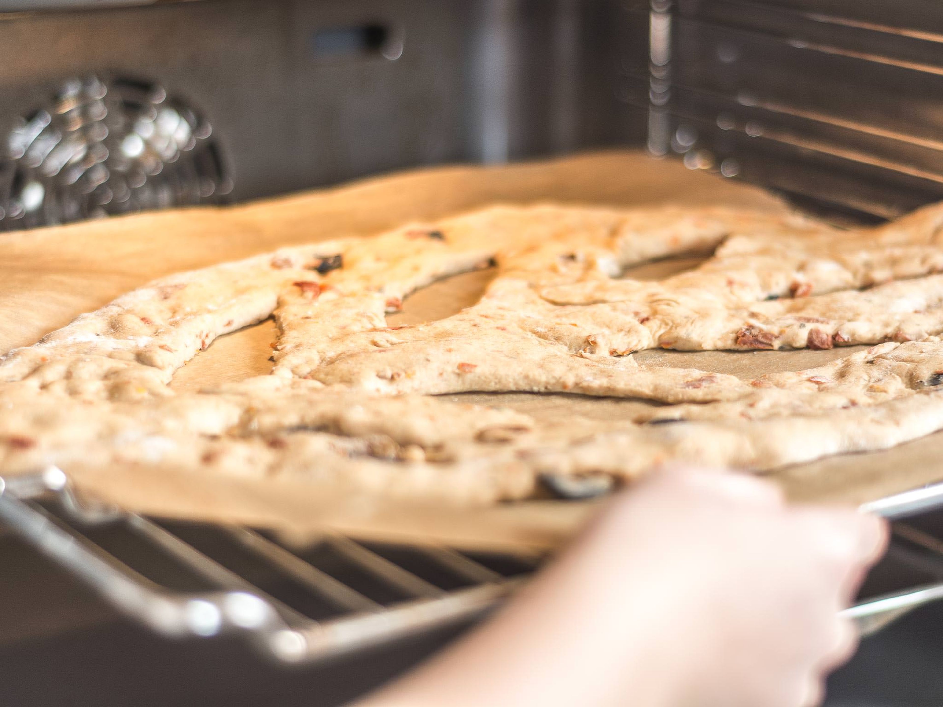 In der Zwischenzeit Backofen auf 220°C vorheizen. Anschließend die Fougasse im vorgeheizten Ofen ca. 20 – 25 Min. goldbraun backen. Warm mit Aioli oder anderen Dips nach Wahl servieren.