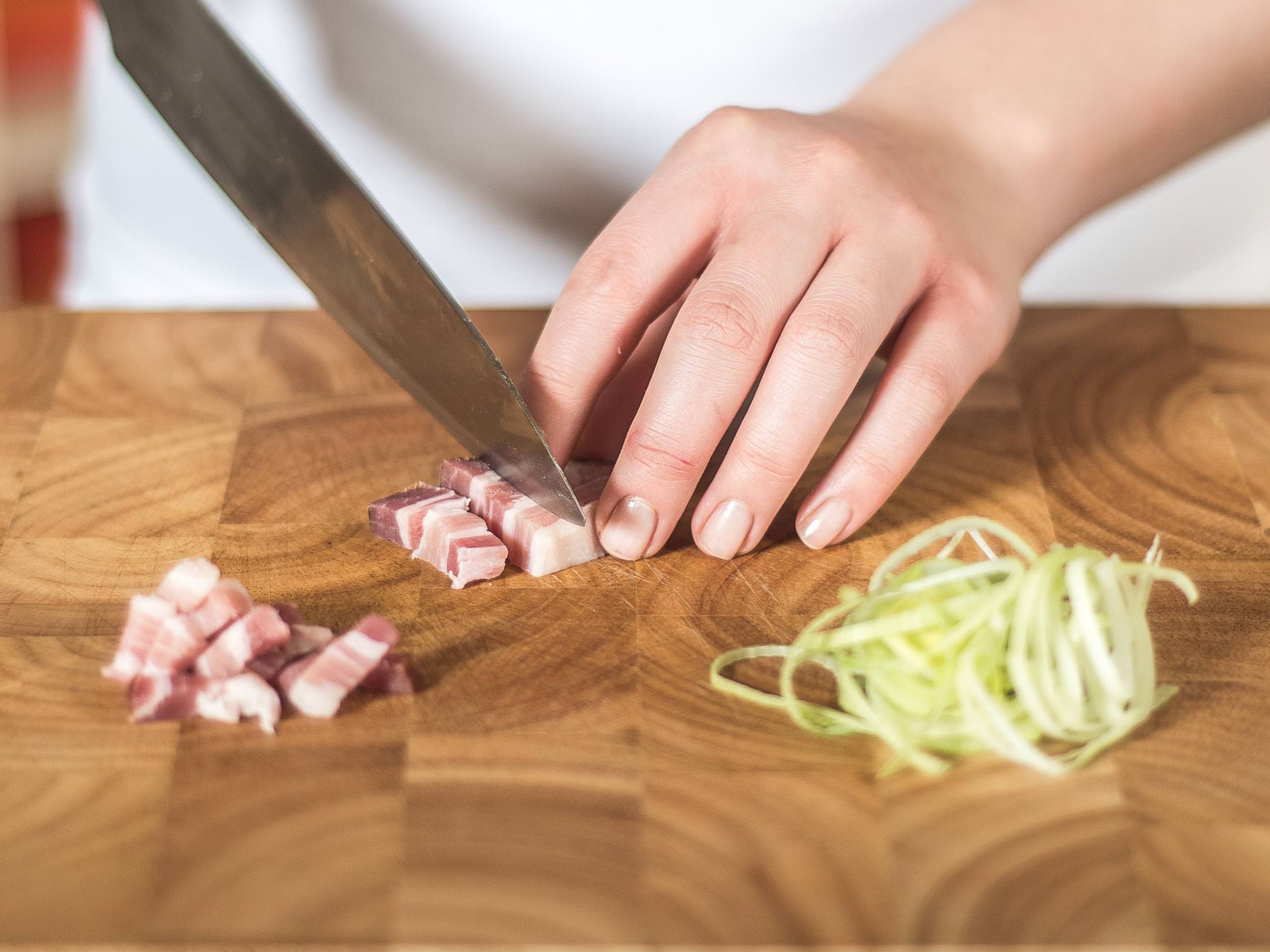 Meanwhile, slice leek and bacon into fine strips.