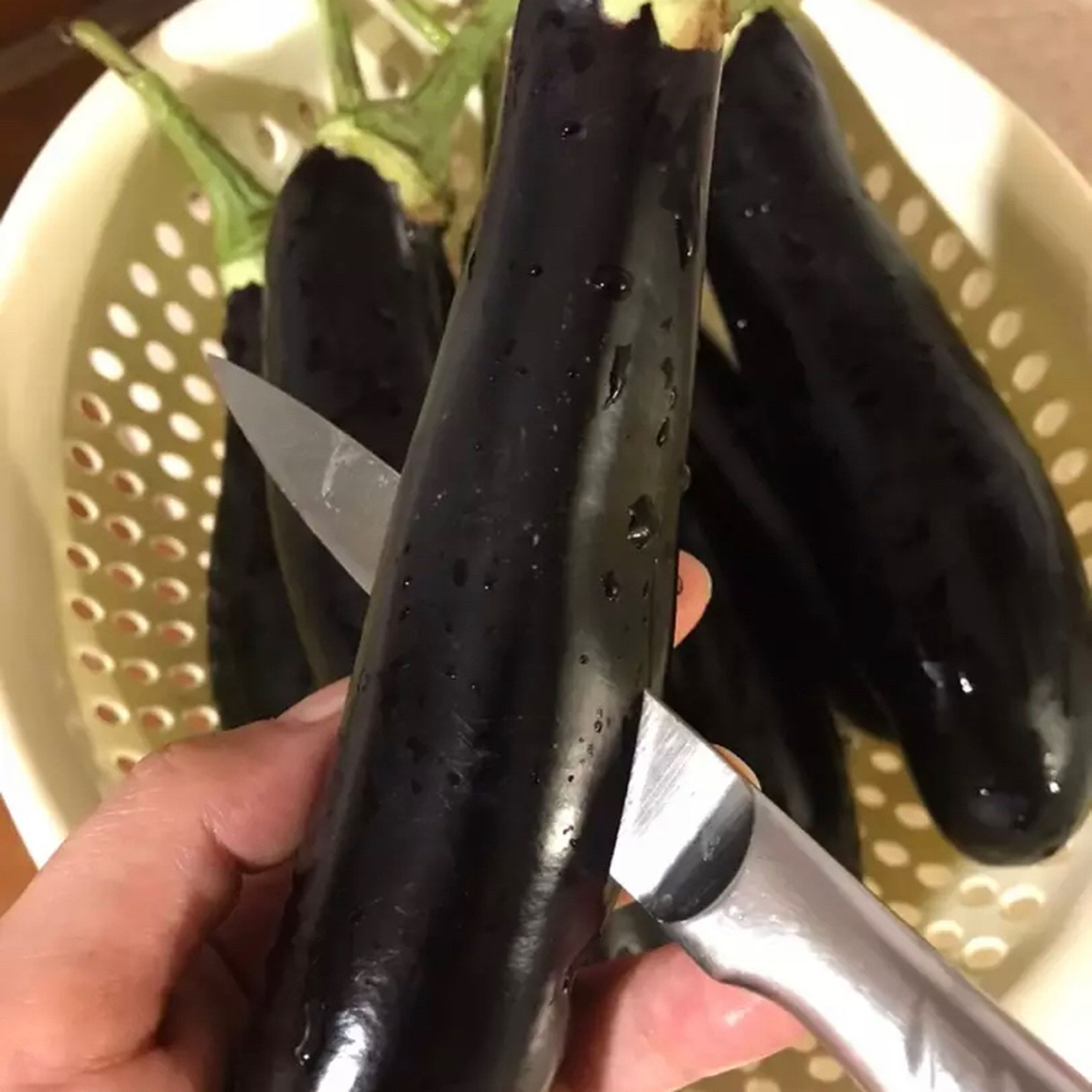 First of all, cut the eggplants a few times with the tip of a knife and grill them in the oven or on a cast iron pan.