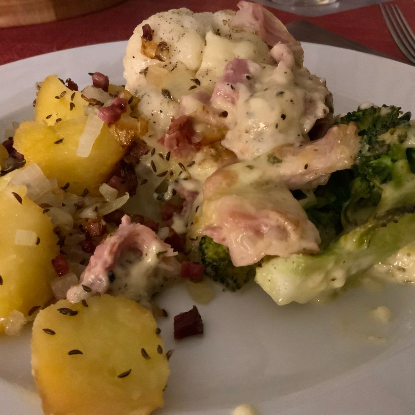 Brokkoli/Blumenkohl überbacken, Bratkartoffeln