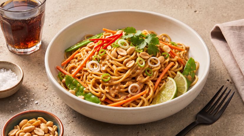 Würzige vegane Chili-Nudeln in cremiger Erdnusssoße sind perfekt für jeden Tag