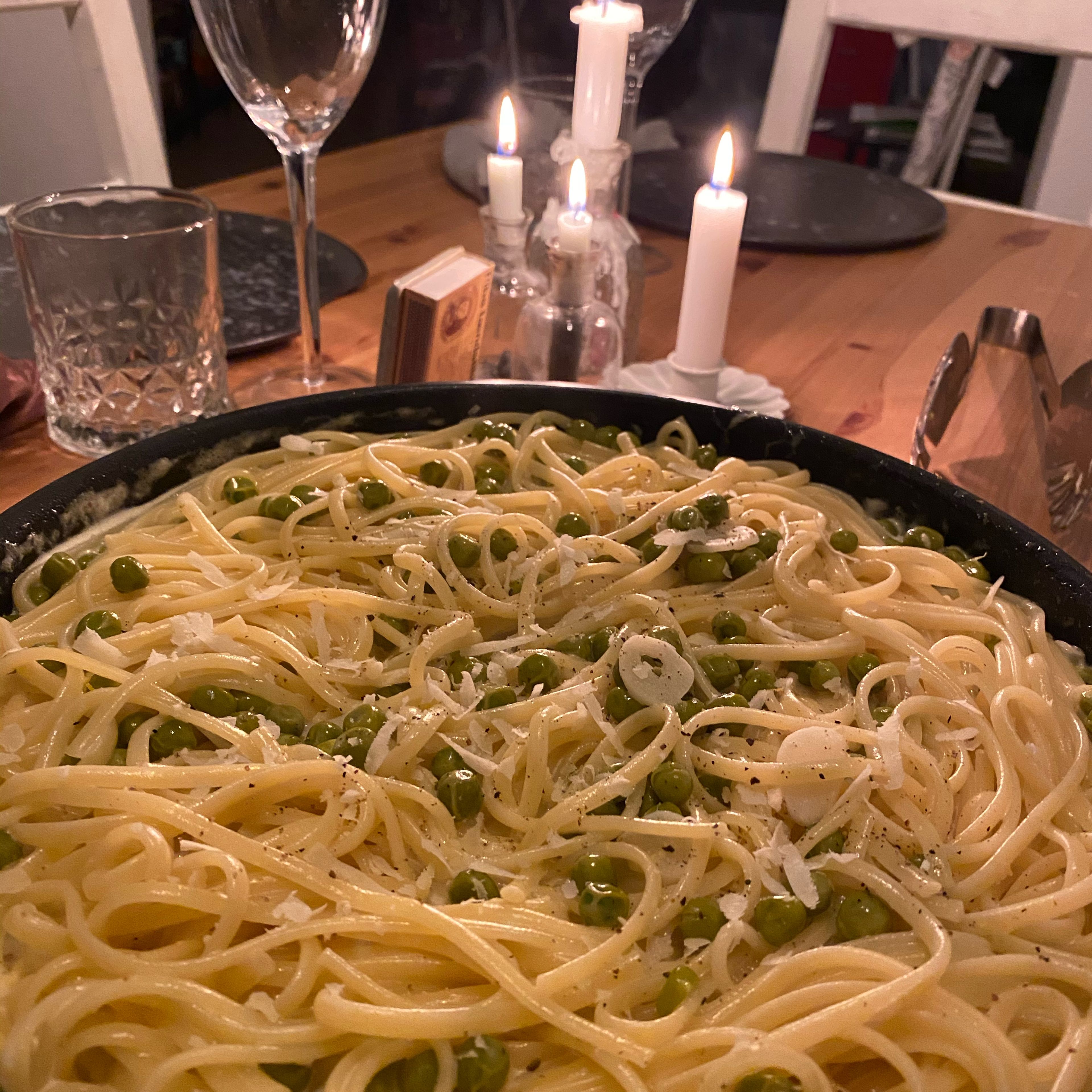 Mit dem geriebenen Parmesan, Salz und Pfeffer die Soße abschmecken. Linguine in reichlich Salzwasser kochen und direkt in die Pfanne geben. Etwas Nudelwasser auffangen, in die Pfanne geben und alles gut durchmischen.