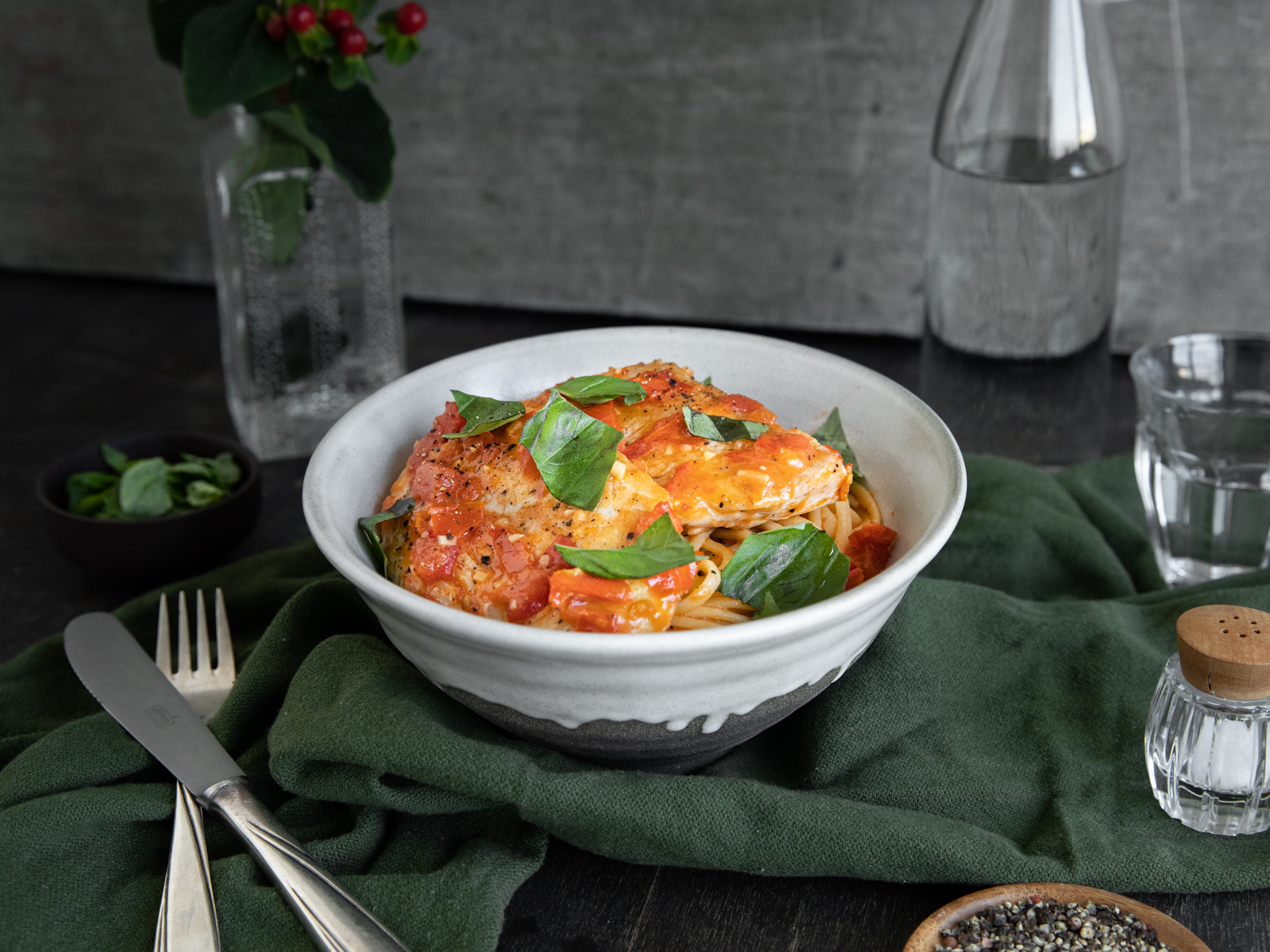 Nudeln mit Hähnchen in Butter-Tomaten-Soße