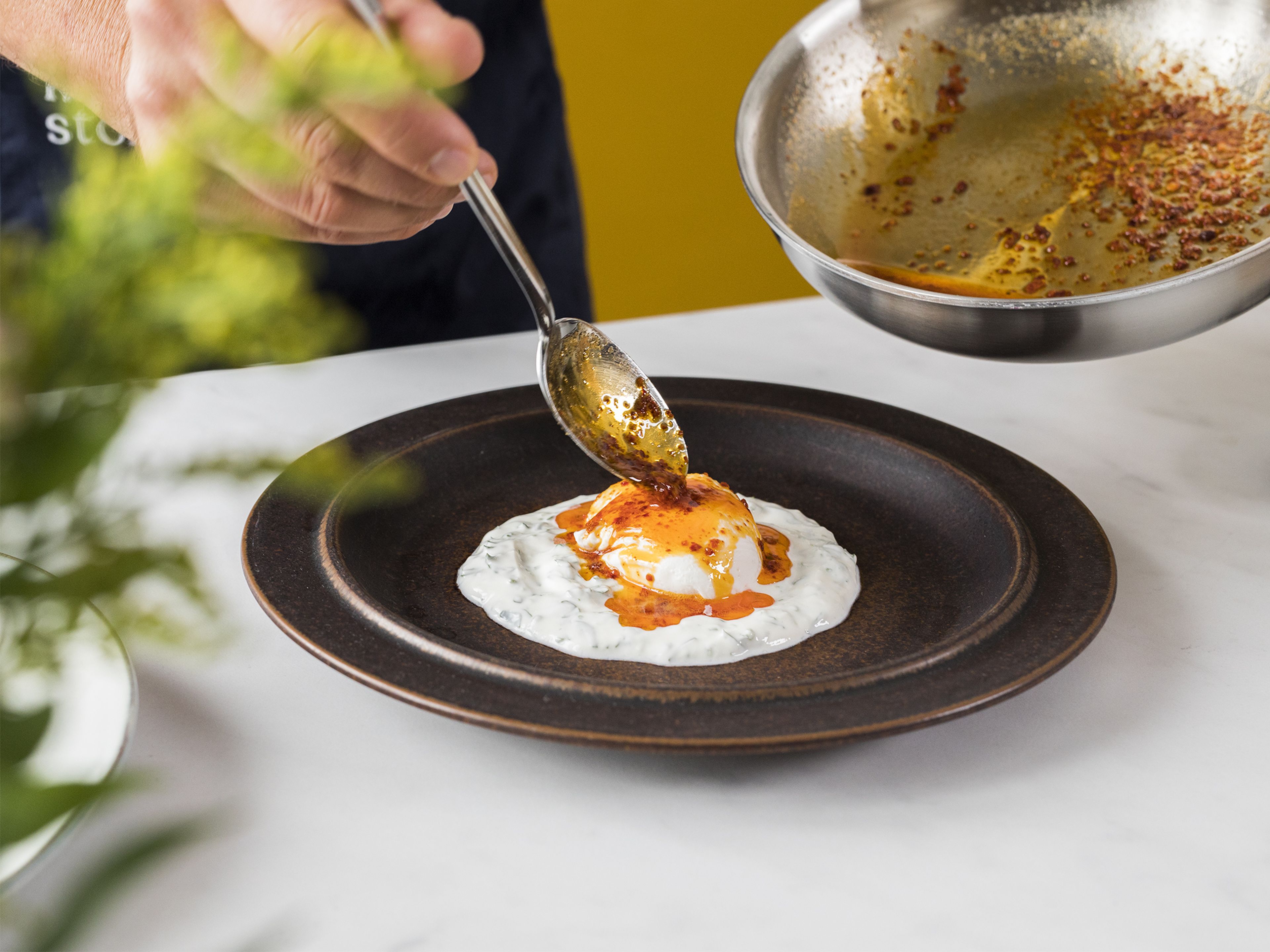 Den Joghurt gleichmäßig auf zwei Teller verteilen. Die pochierten Eier in der Mitte platzieren und mit der Chili-Butter beträufeln. Mit Petersilie und Meersalz garnieren und mit Sauerteigbrot servieren. Guten Appetit!