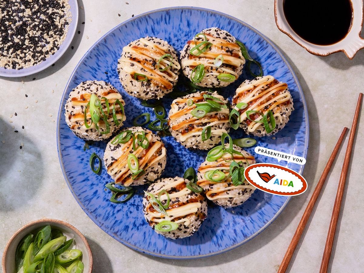 California sushi rice balls with salmon and avocado | Recipe | Kitchen Stories