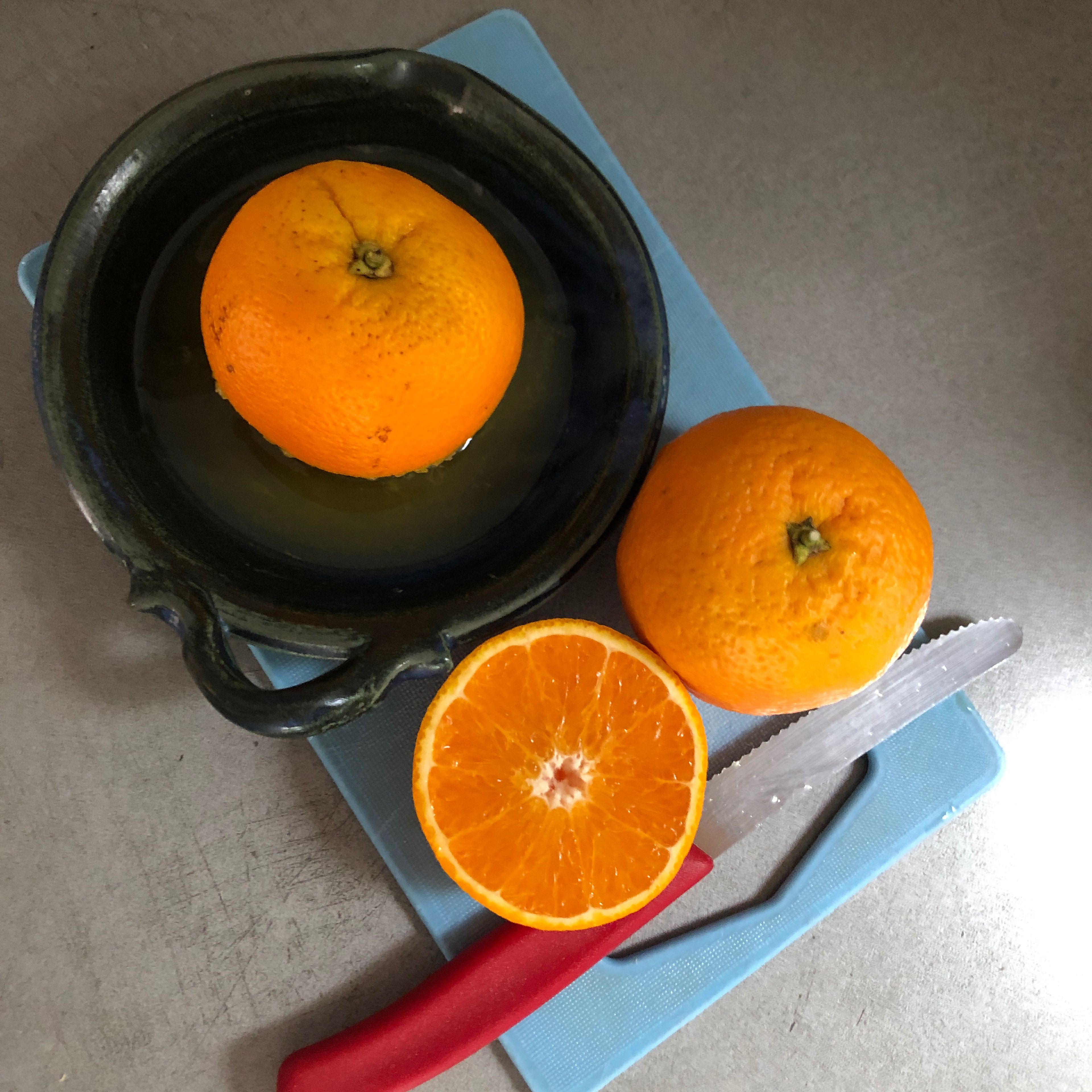 Die Orangenhälften auspressen und den Saft in eine Karaffe o.ä. füllen.