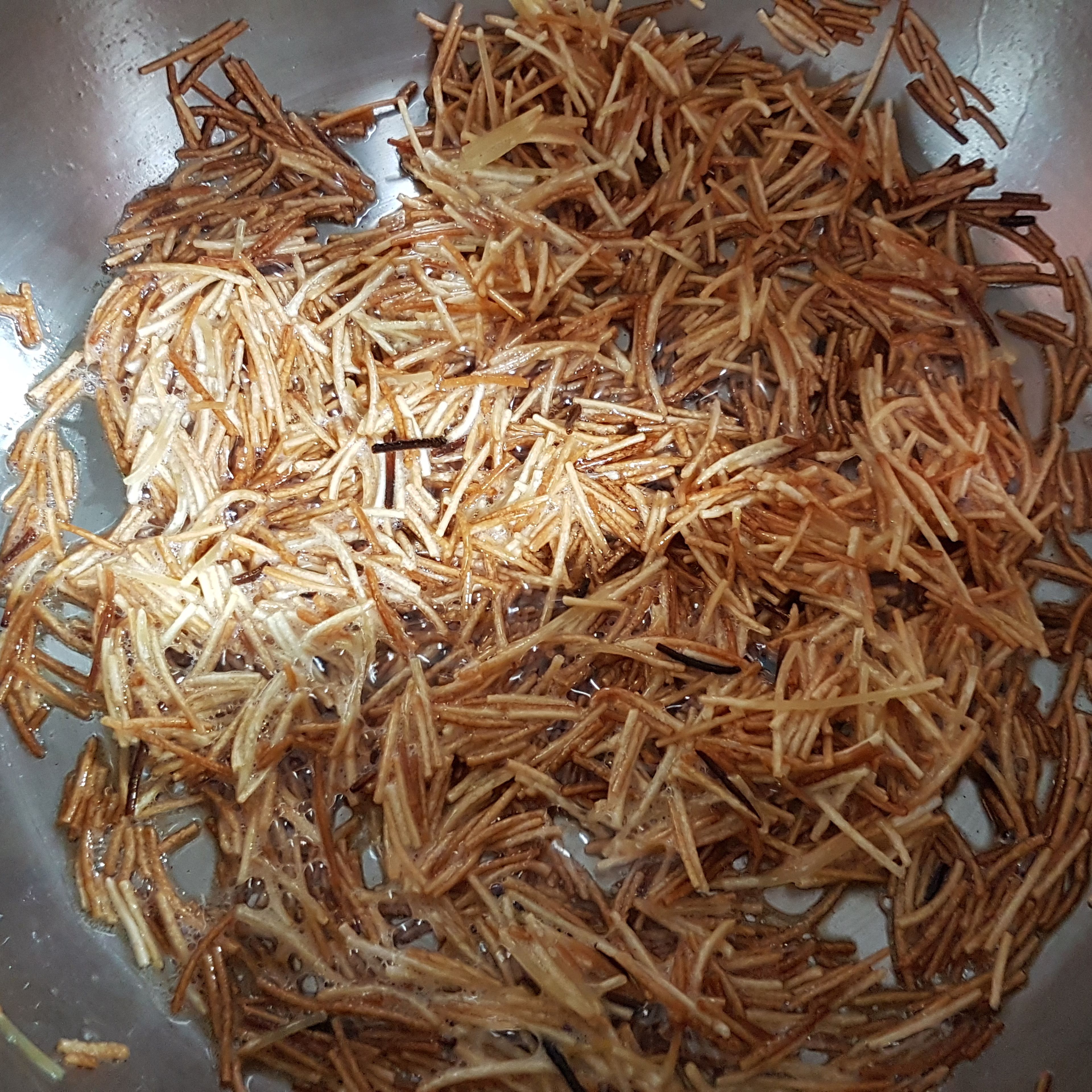 To prepare the rice. Fry the vermicelli with butter until golden brown.