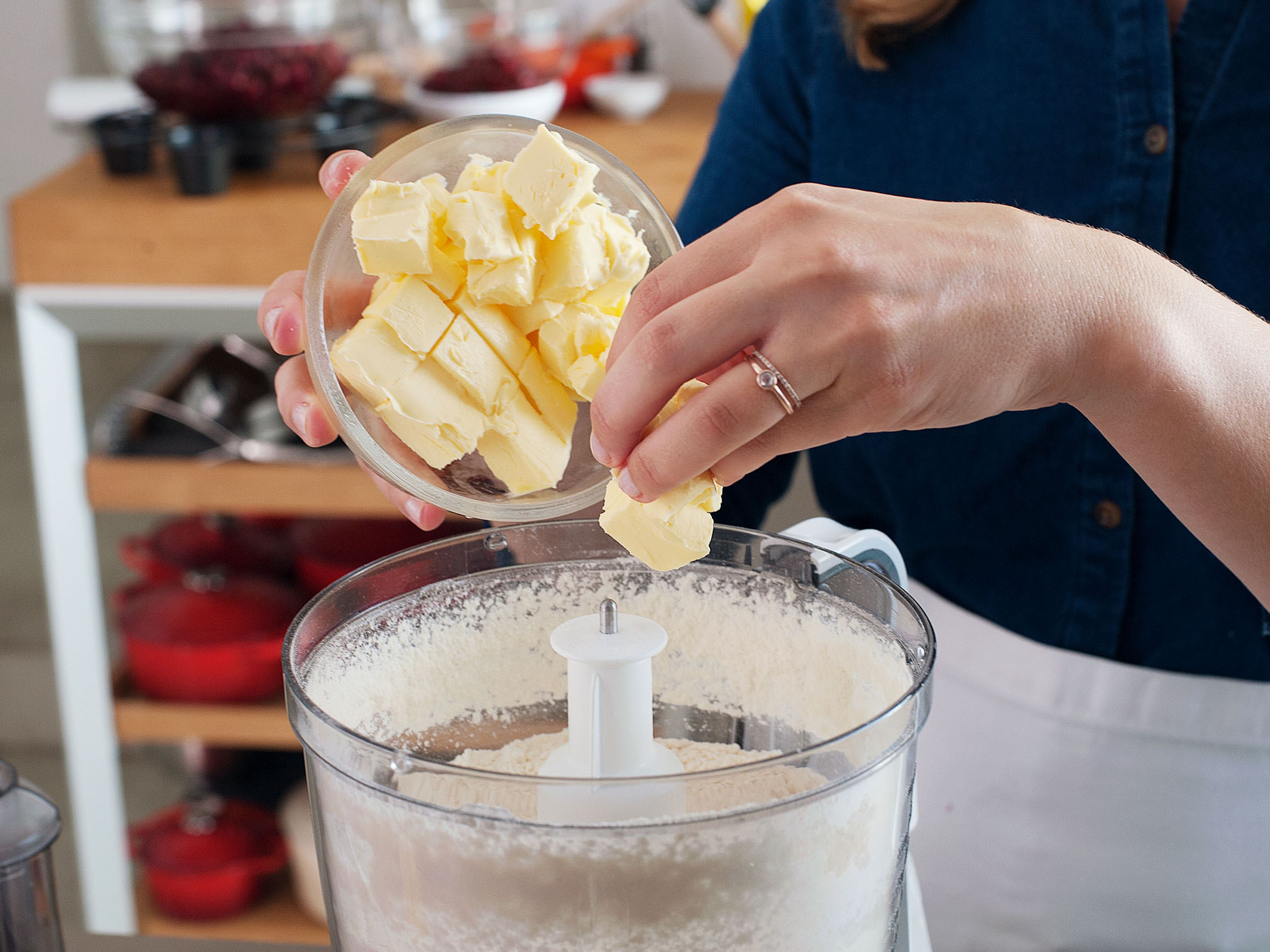 Für den Pie-Teig Mehl, einen Teil des Zuckers und einen Teil des Salzes vermengen. Butter dazugeben und mit den Händen oder einem Zerkleinerer verkneten, bis sich große Streusel bilden. Eine Mulde in die Mitte des Teig formen und nach und nach Eiswasser hineingießen. Dabei den Teig mit den Händen vermengen, bis das Wasser vollständig eingearbeitet ist und sich ein Streuselteig gebildet hat. Falls der Teig zu trocken ist, mehr Wasser dazugeben, am besten einen Esslöffel nach dem anderen.