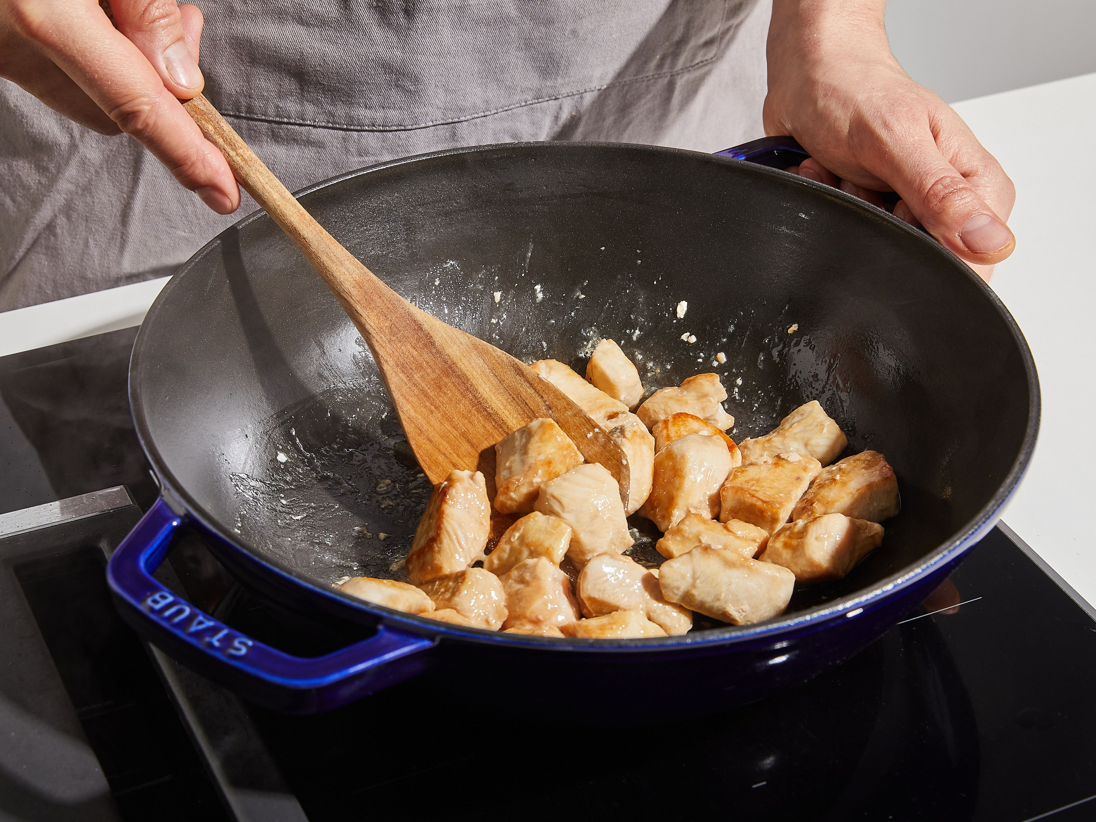 In a large frying pan, toast pine nuts over medium heat until light brown. Remove and set aside. Add vegetable oil to the pan and heat over medium heat. Add chicken fillet pieces and sear over medium-high heat for approx. 3–4 min. on all sides, then remove from pan and set aside.