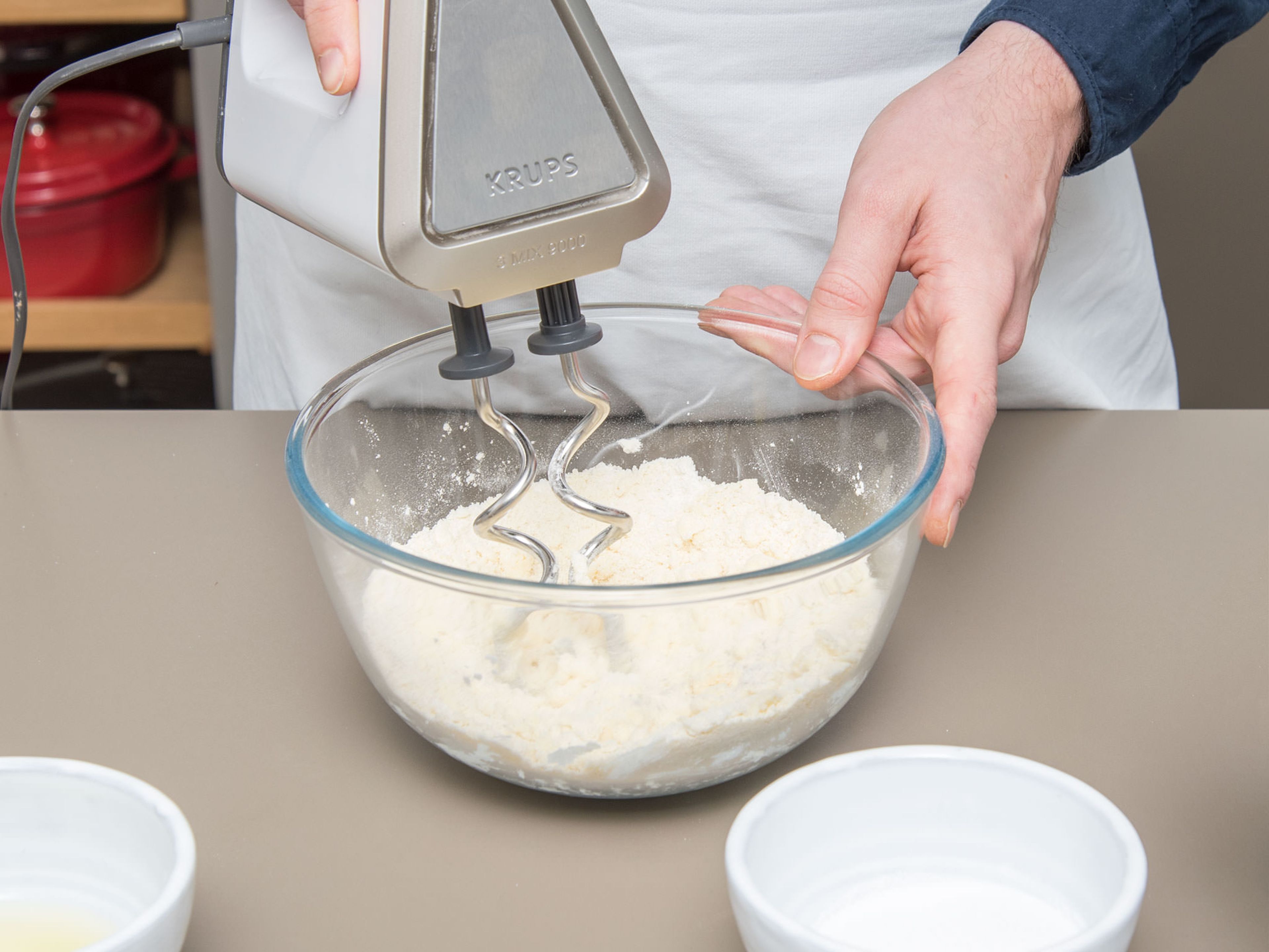 Butter, einen Teil des Zuckers und Salz in einer Schüssel verkneten. Mehl dazugeben und weiter kneten, bis ein glatter Teig entsteht. Den Teig in Frischhaltefolie einschlagen und im Kühlschrank ruhen lassen.