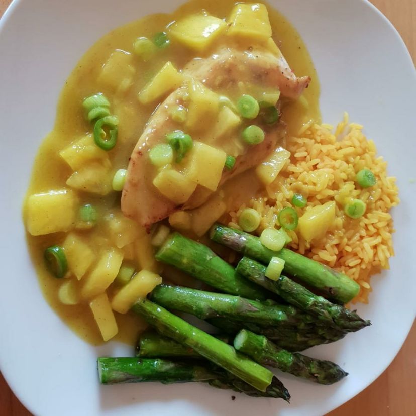 Hähnchenbrust mit Currysauce und grünem Spargel