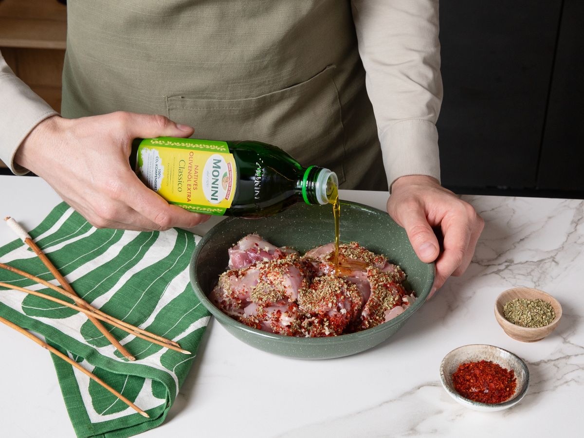 Mediterrane Hähnchenspieße vom Grill mit Oliven-Zitronen-Relish ...