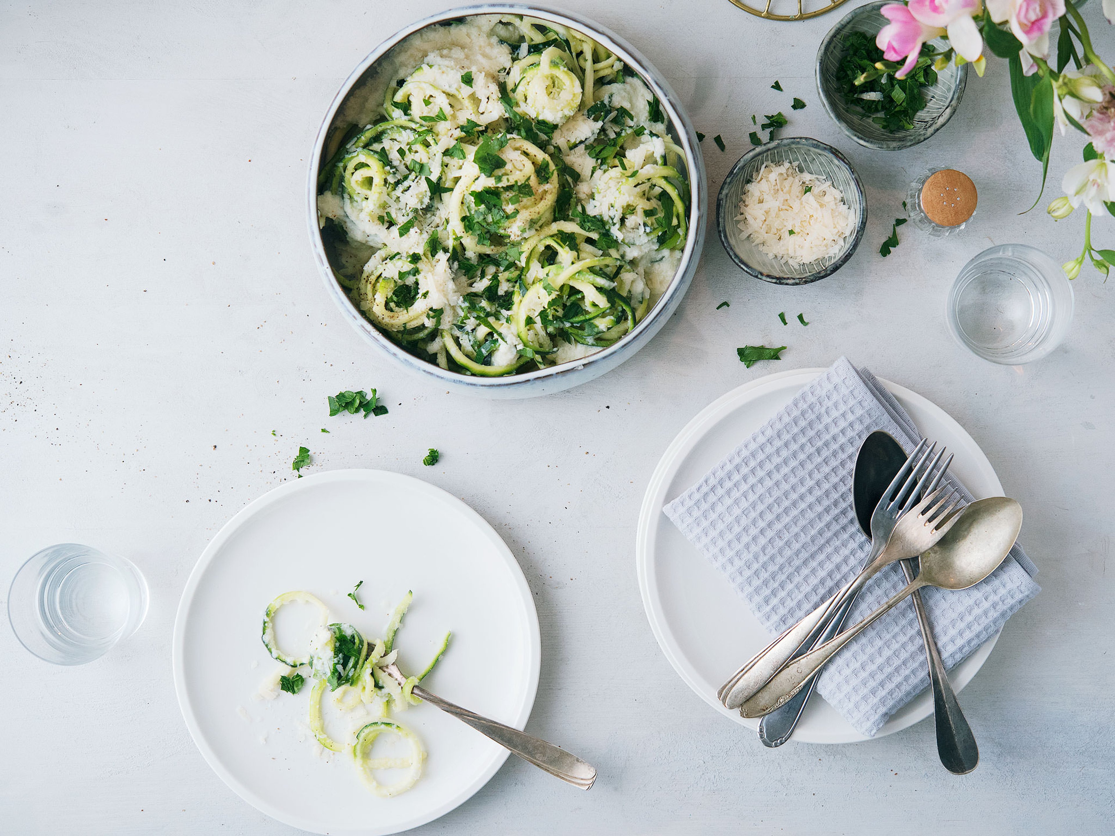 Zoodles mit cremiger Blumenkohlsauce