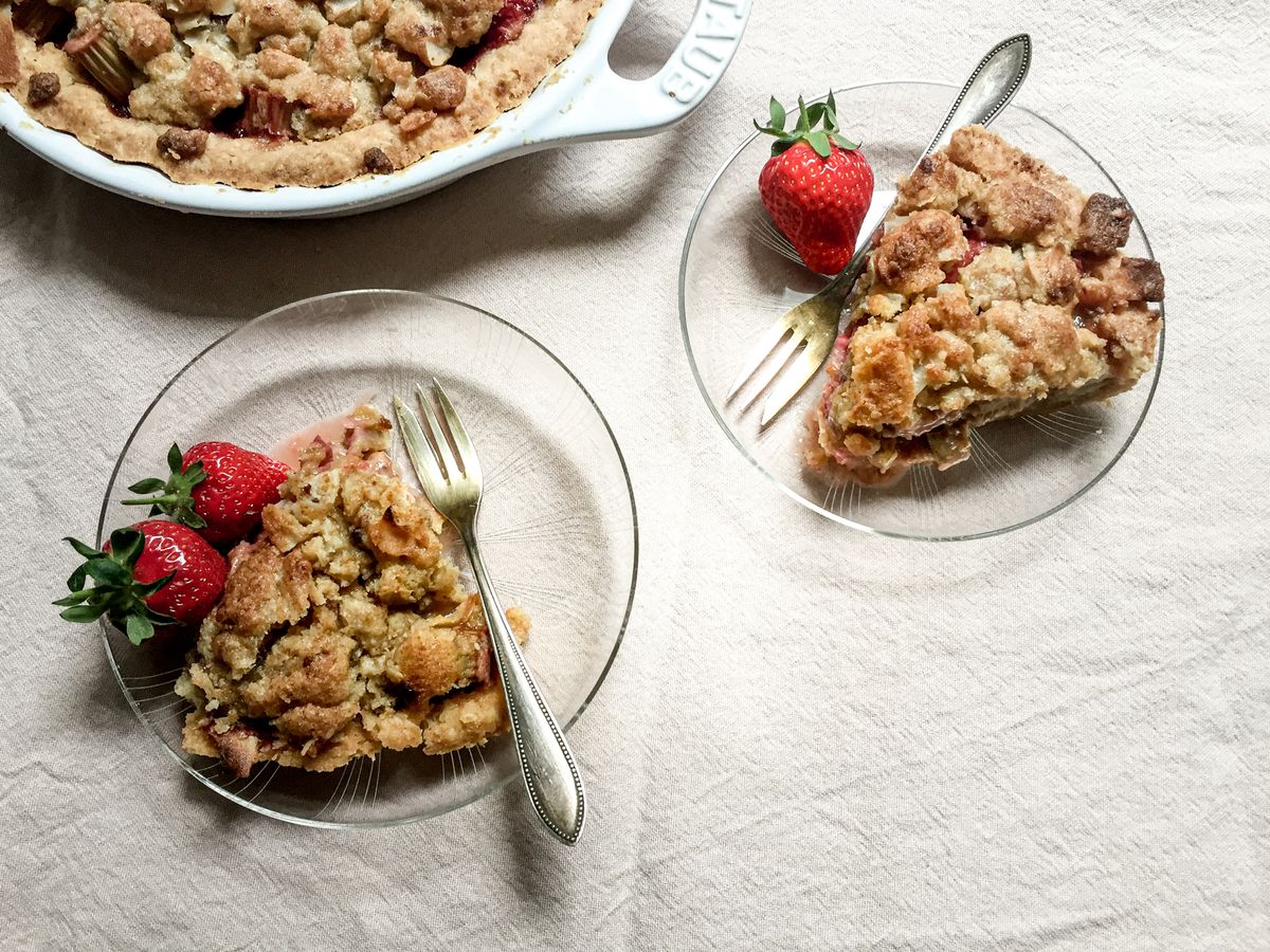 Gingered strawberry-rhubarb pie with crumb topping | Recipe | Kitchen Stories