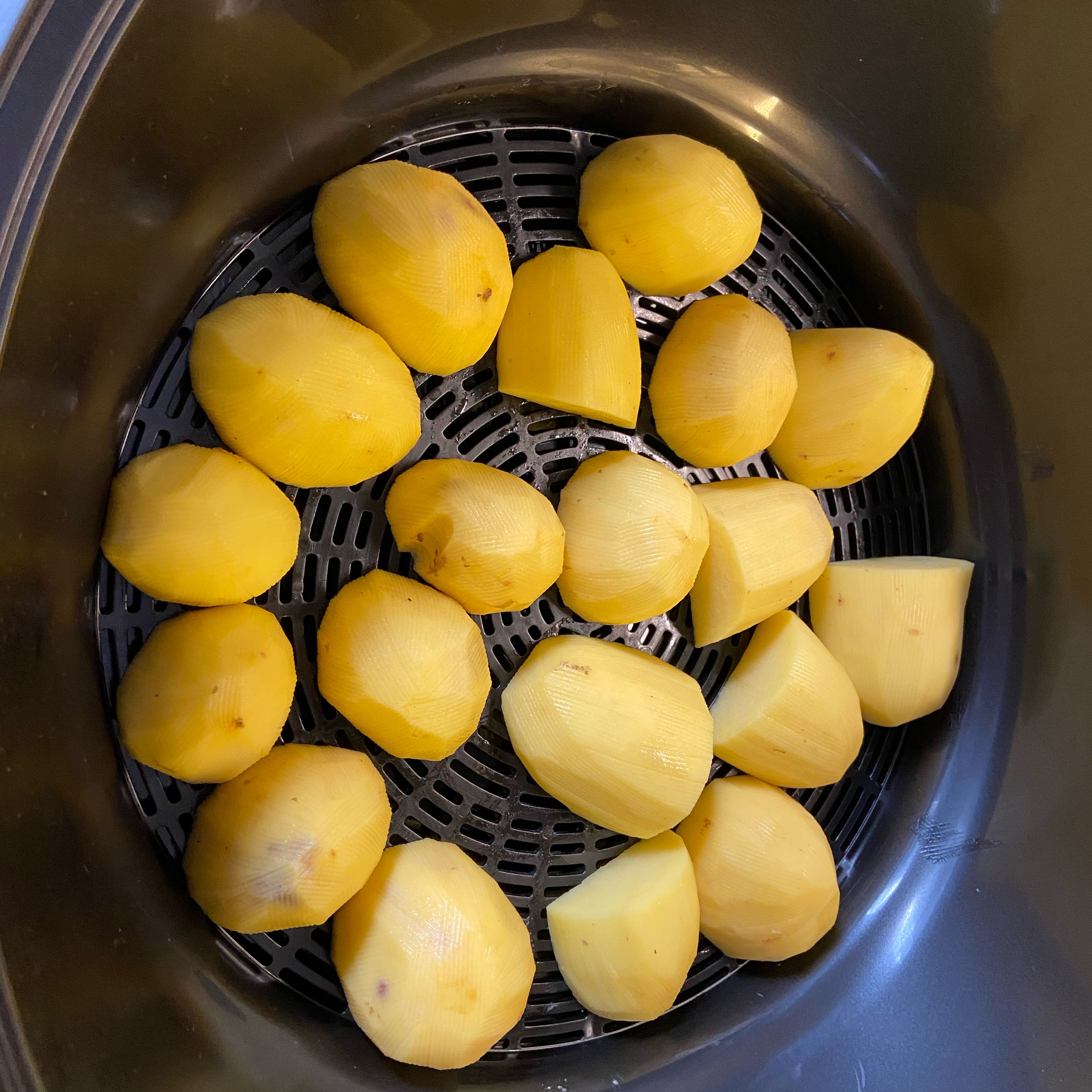 Kartoffeln schälen und in Stücke schneiden. In den Dampfgaraufsatz geben. Wasser in den Cookit bis zur Markierung geben. Funktion Dampfgaren, hohe Dampfintensität für 30 Minuten auswählen.