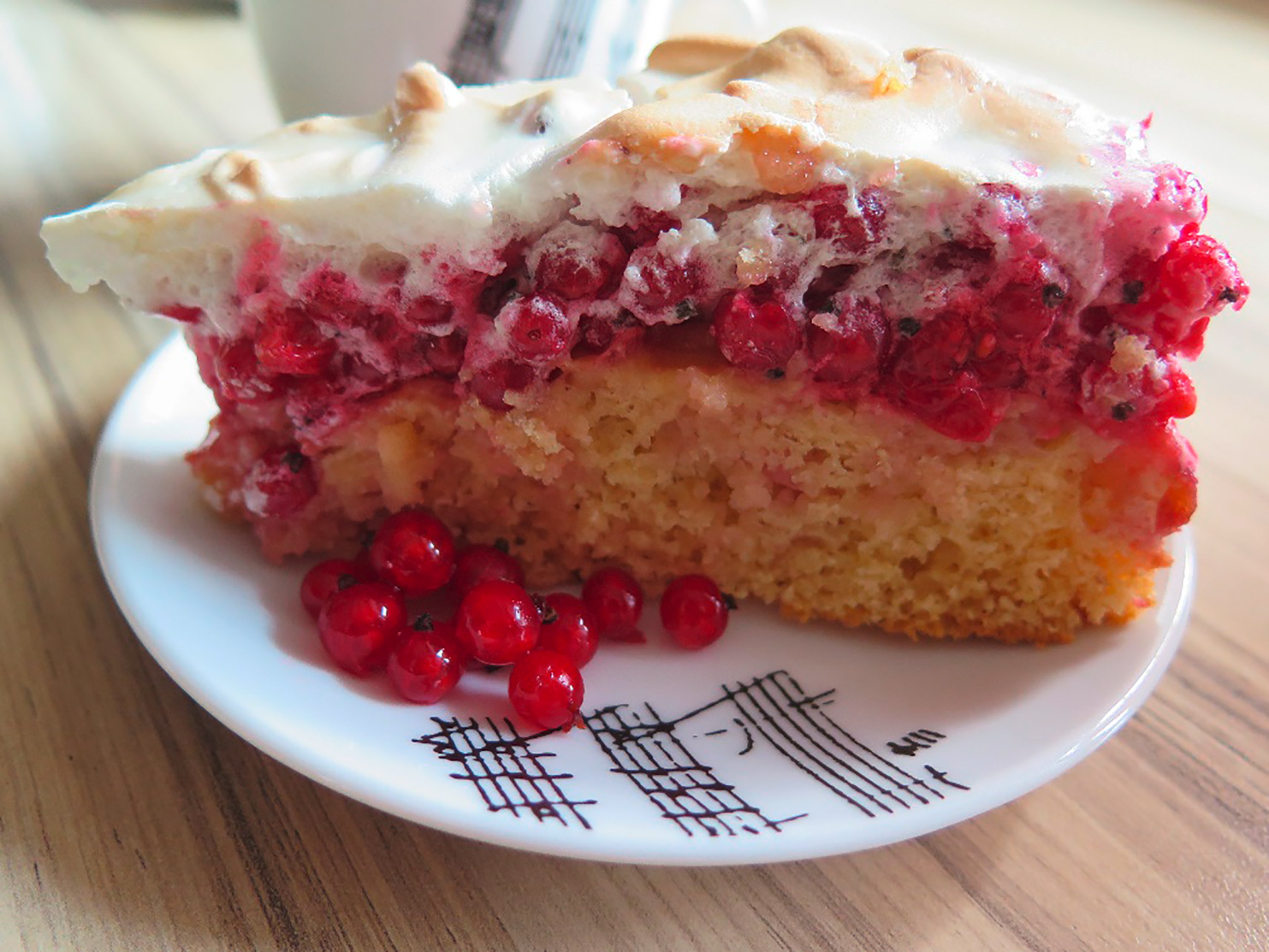 Red currant meringue cake