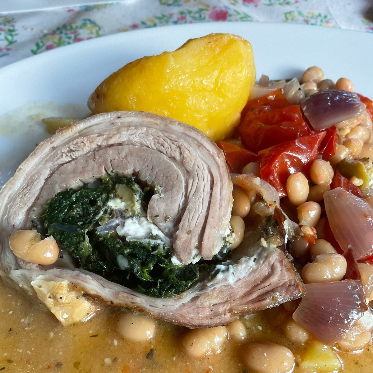 Lammrollbraten mit Spinat/Fetafüllung auf weißen Bohnen | Rezept ...