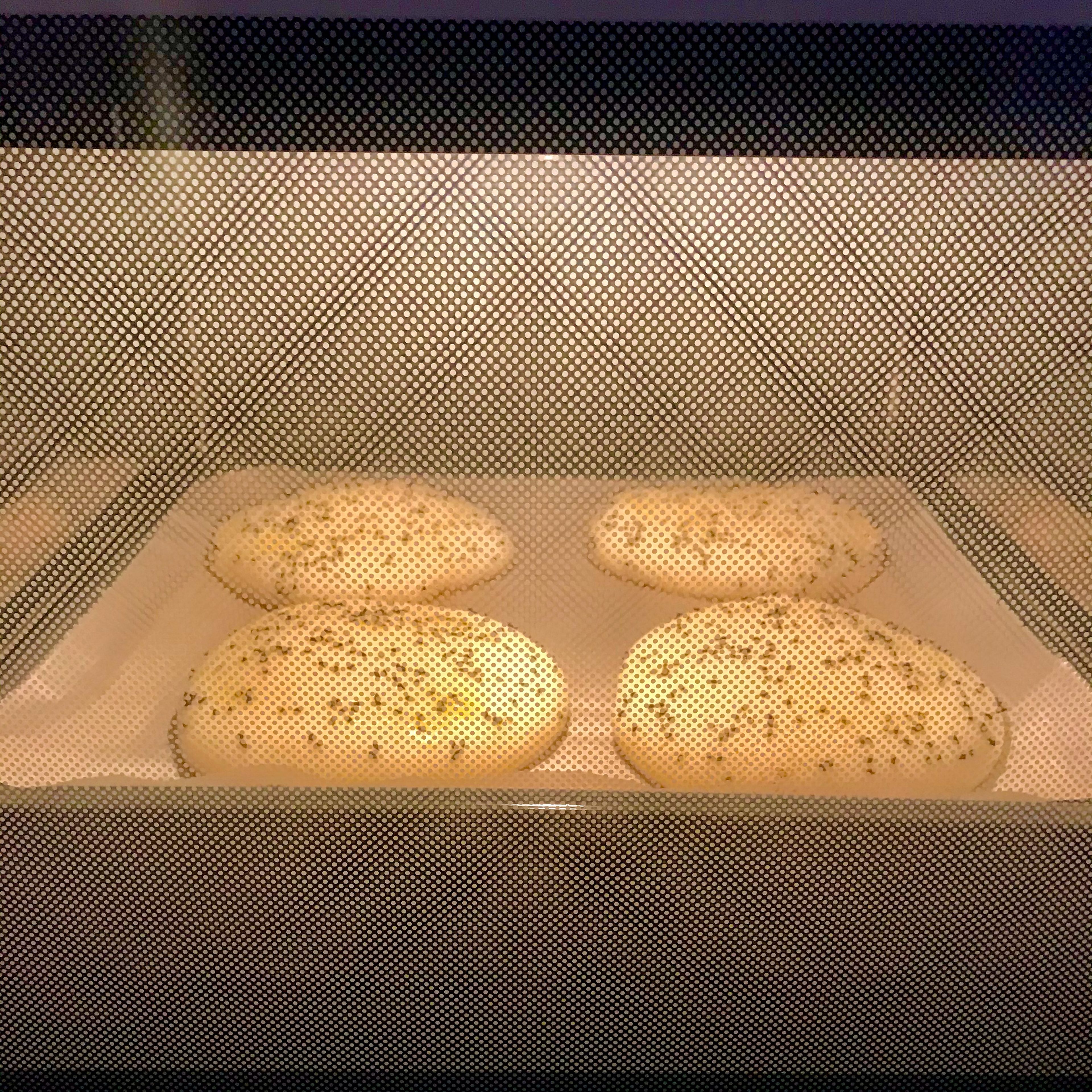 Im vorgeheizten Ofen bei 200°C Ober-Unterhitze 20-30 Minuten backen.