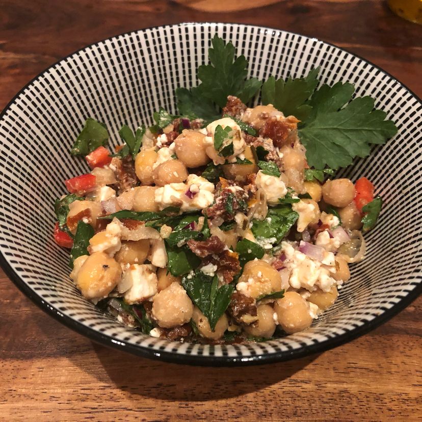 Fresh chickpea salad with sun-dried tomatoes