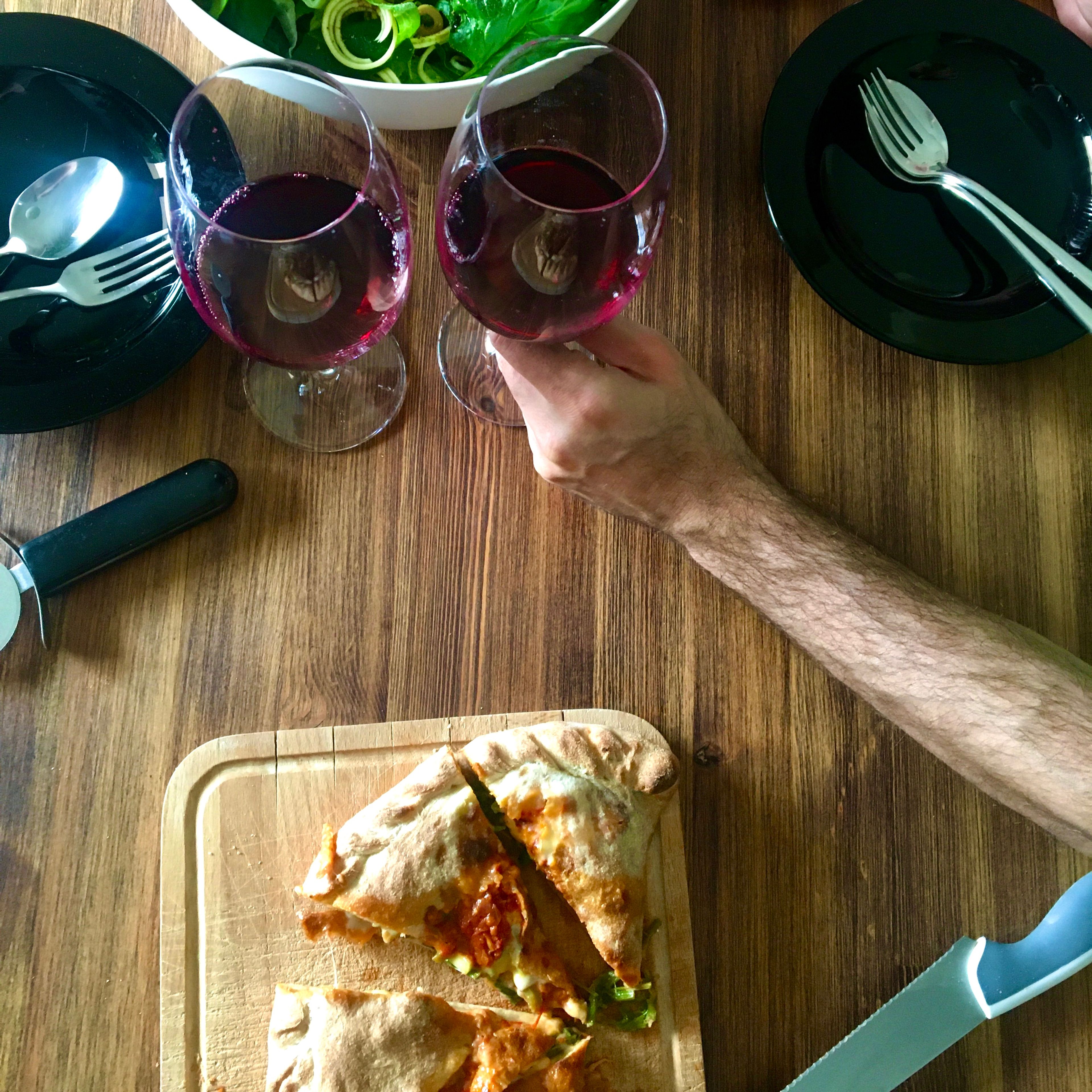 Serve the calzones with remaining tomato sauce, preferably a good wine and some light green salad. Enjoy with your best mate!