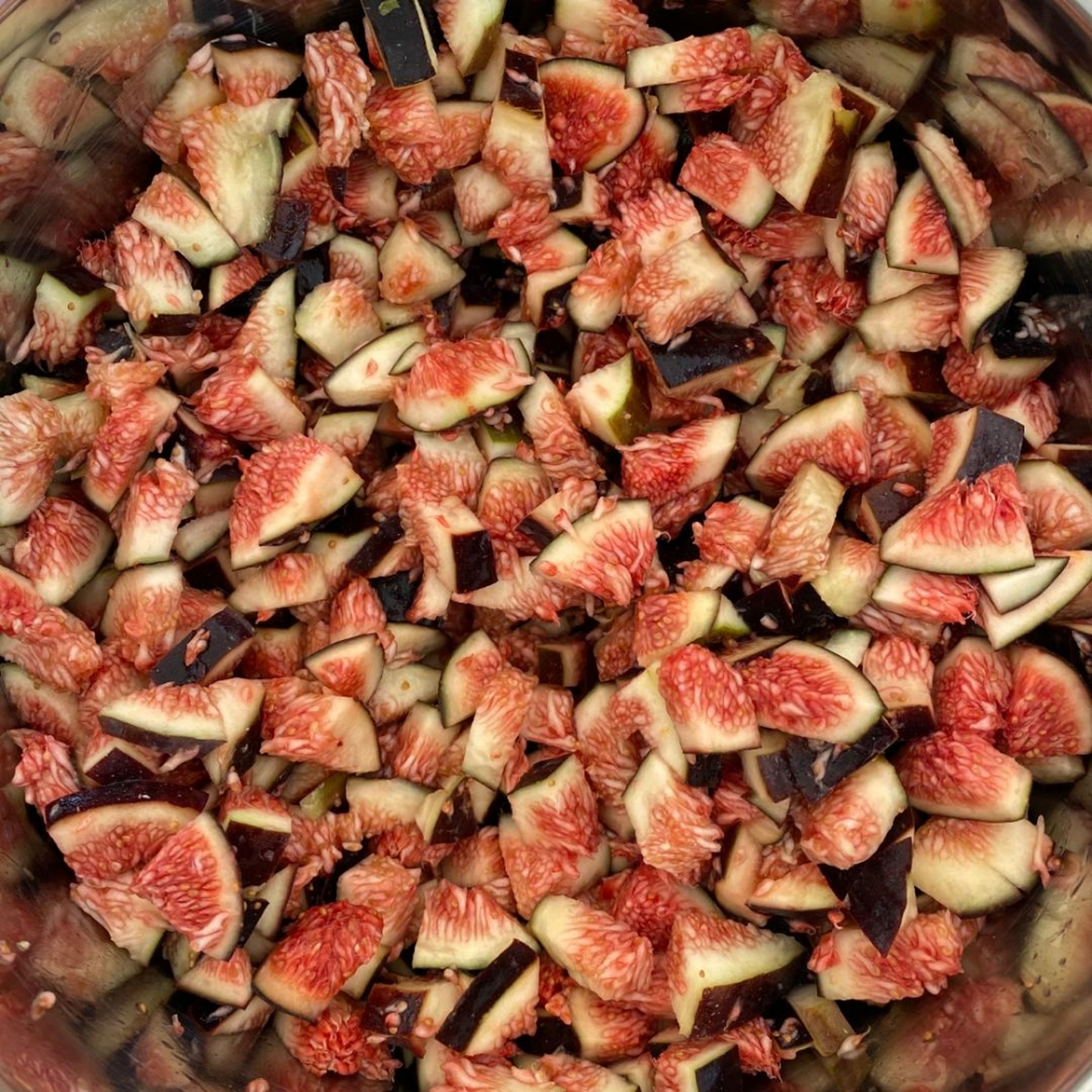 Rinse the figs, remove the stalks, cut them into small pieces and add them to a pot.