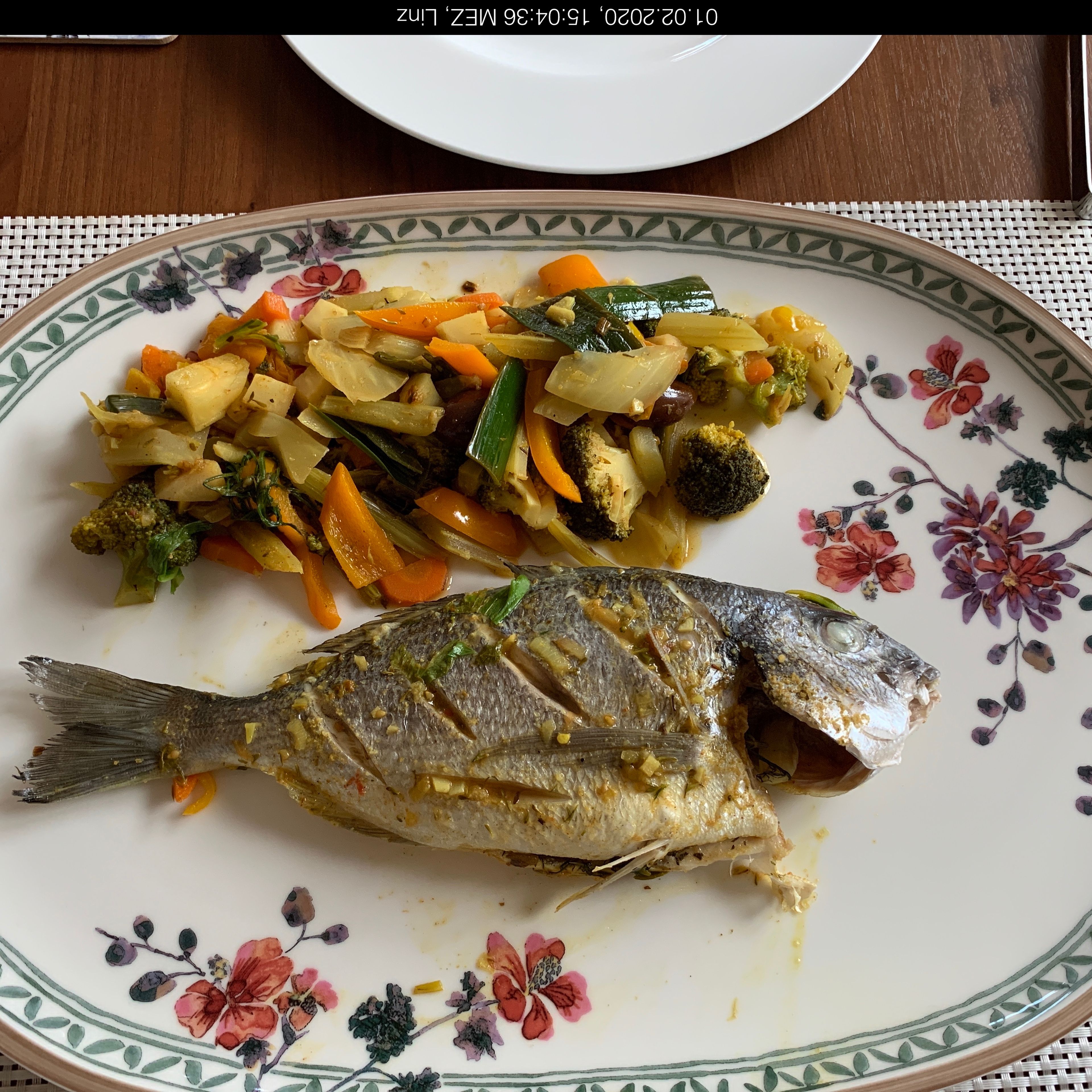 Fisch und Gemüse auf Fischteller servieren!