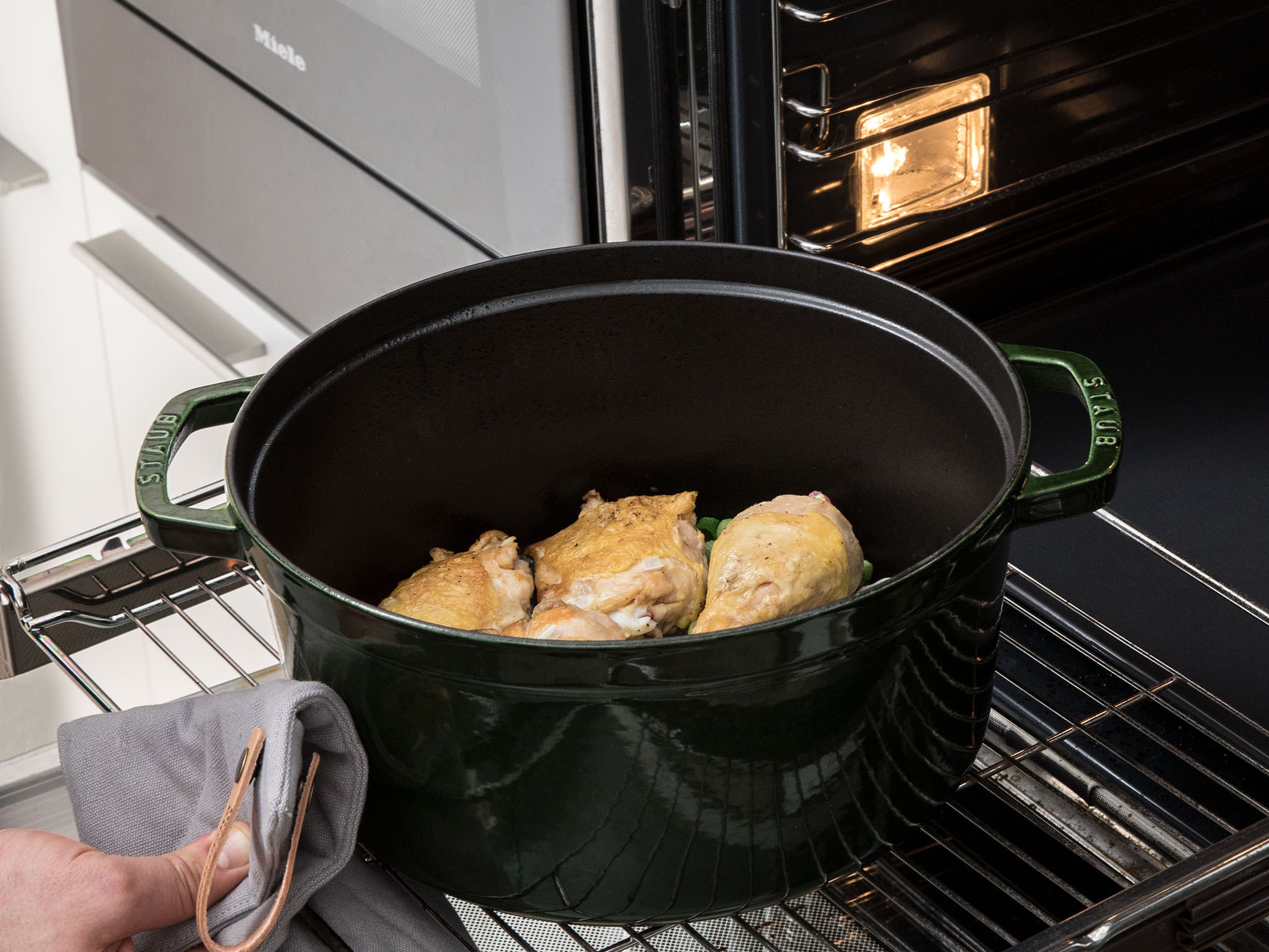 Den Topf in den vorgeheizten Backofen stellen und das Hähnchen bei 220°C für ca. 15 Min., oder bis es gar ist, rösten.