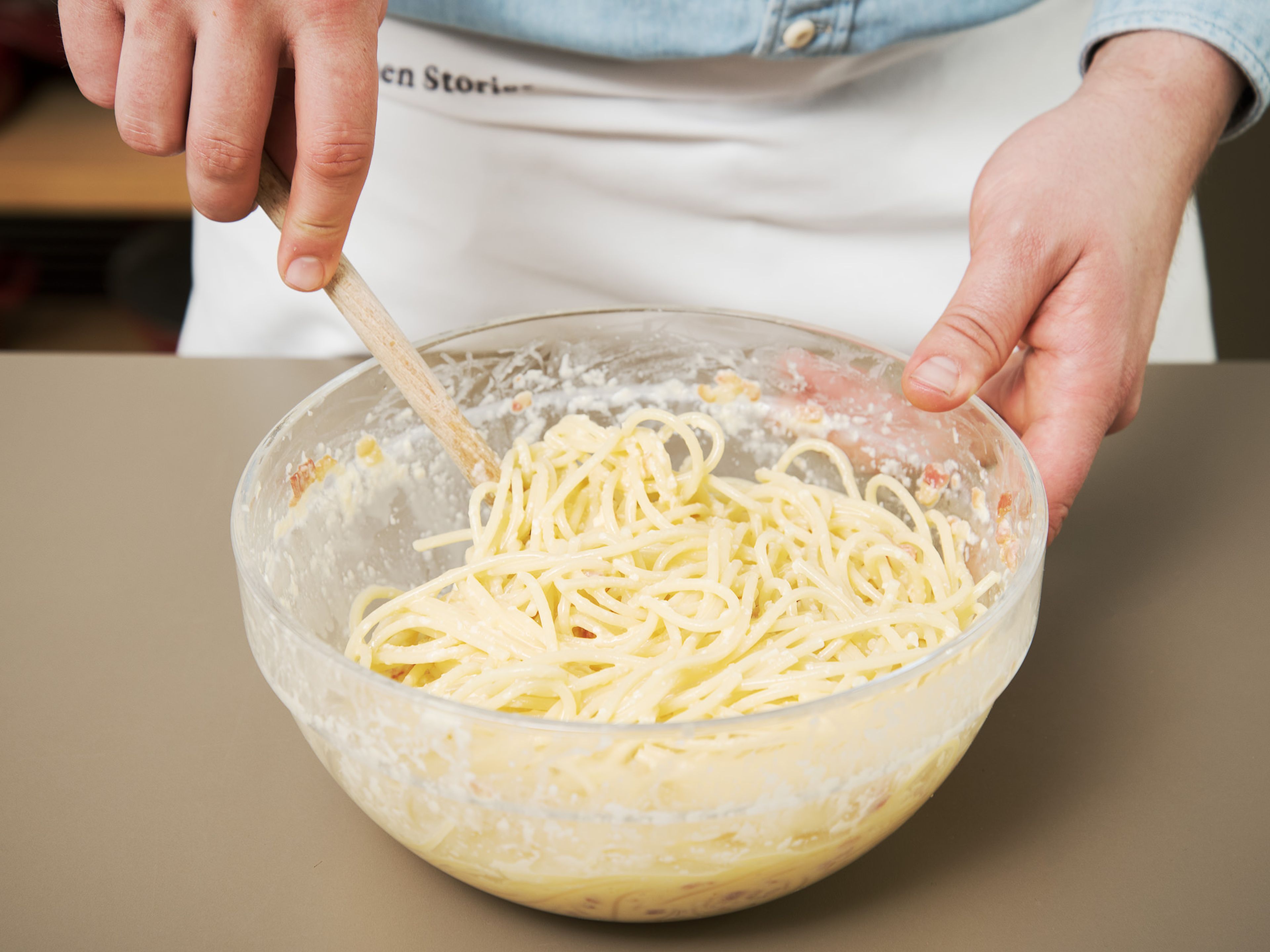 Eier, Sahne und einen Teil des Parmesankäses miteinander verrühren, Schinkenwürfel dazu geben und mit Salz und Pfeffer würzen. Gekochte Spaghetti hinzugeben und vermengen.