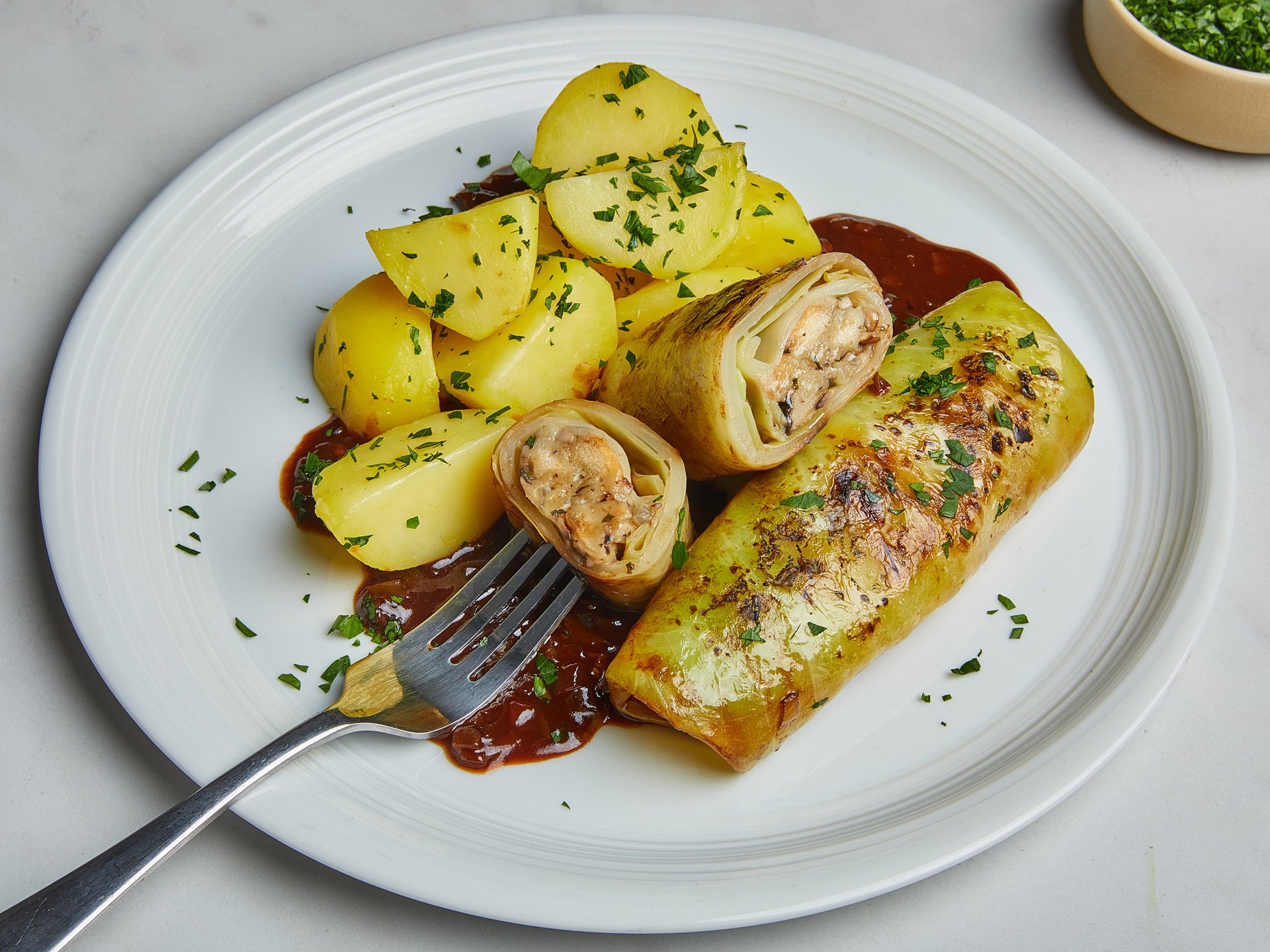 Vegane Kohlrouladen mit Petersilienkartoffeln und Bratensoße | Rezept ...